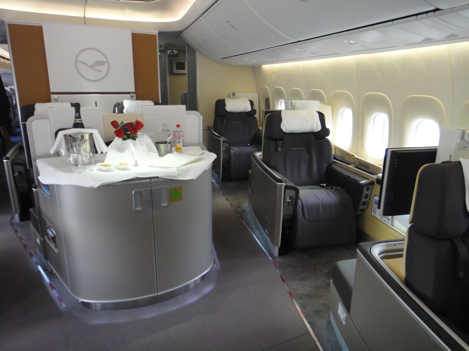 Review Lufthansa Neue First Class In Der Boeing 747 8 Iad Fra