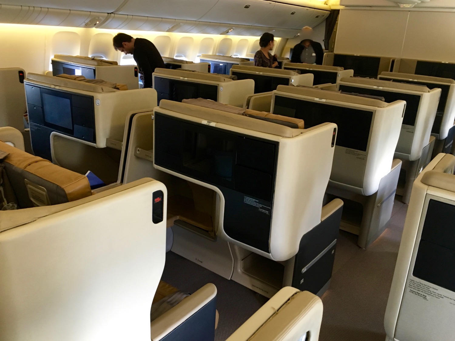 Бизнес класс б. B777 Singapore Airlines Business class. Boeing 777 Singapore Airlines. Бизнес класс Аэрофлот Боинг 777. Боинг 777 212 Singapore Airlines салон.