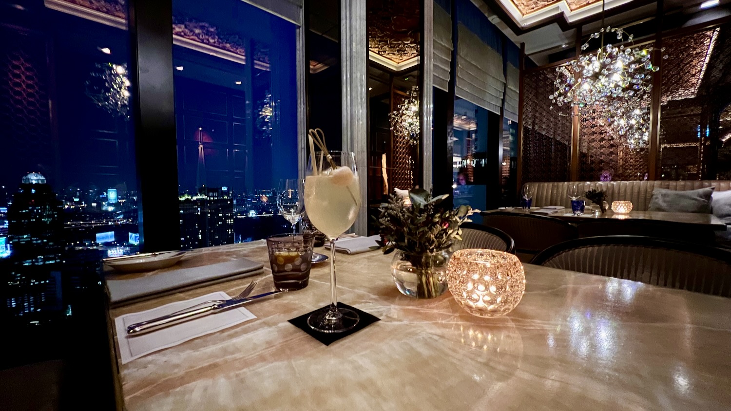 Penthouse Grill Bangkok Tisch und Getränk
