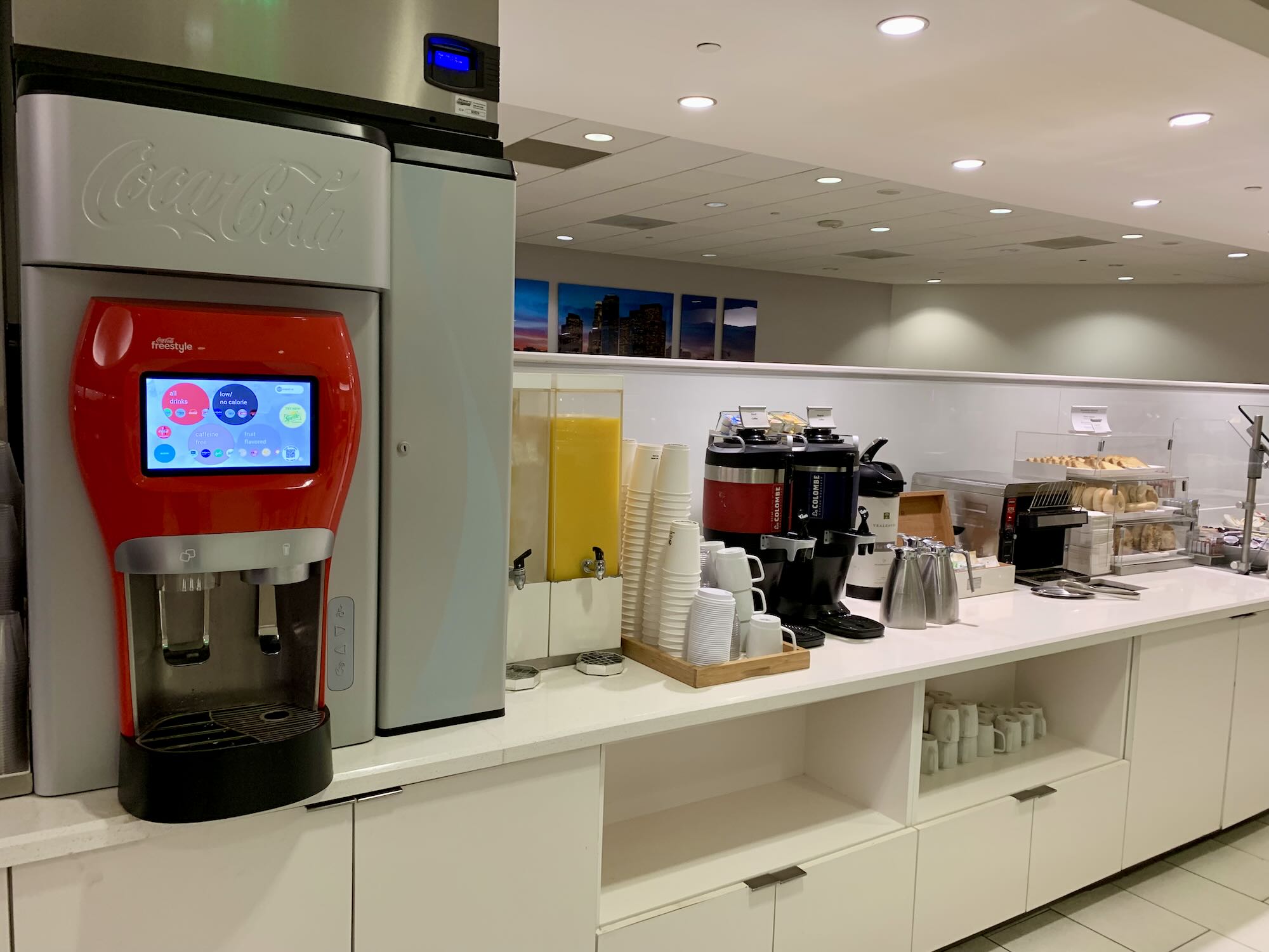 American Airlines Admirals Club T5 Softdrinks