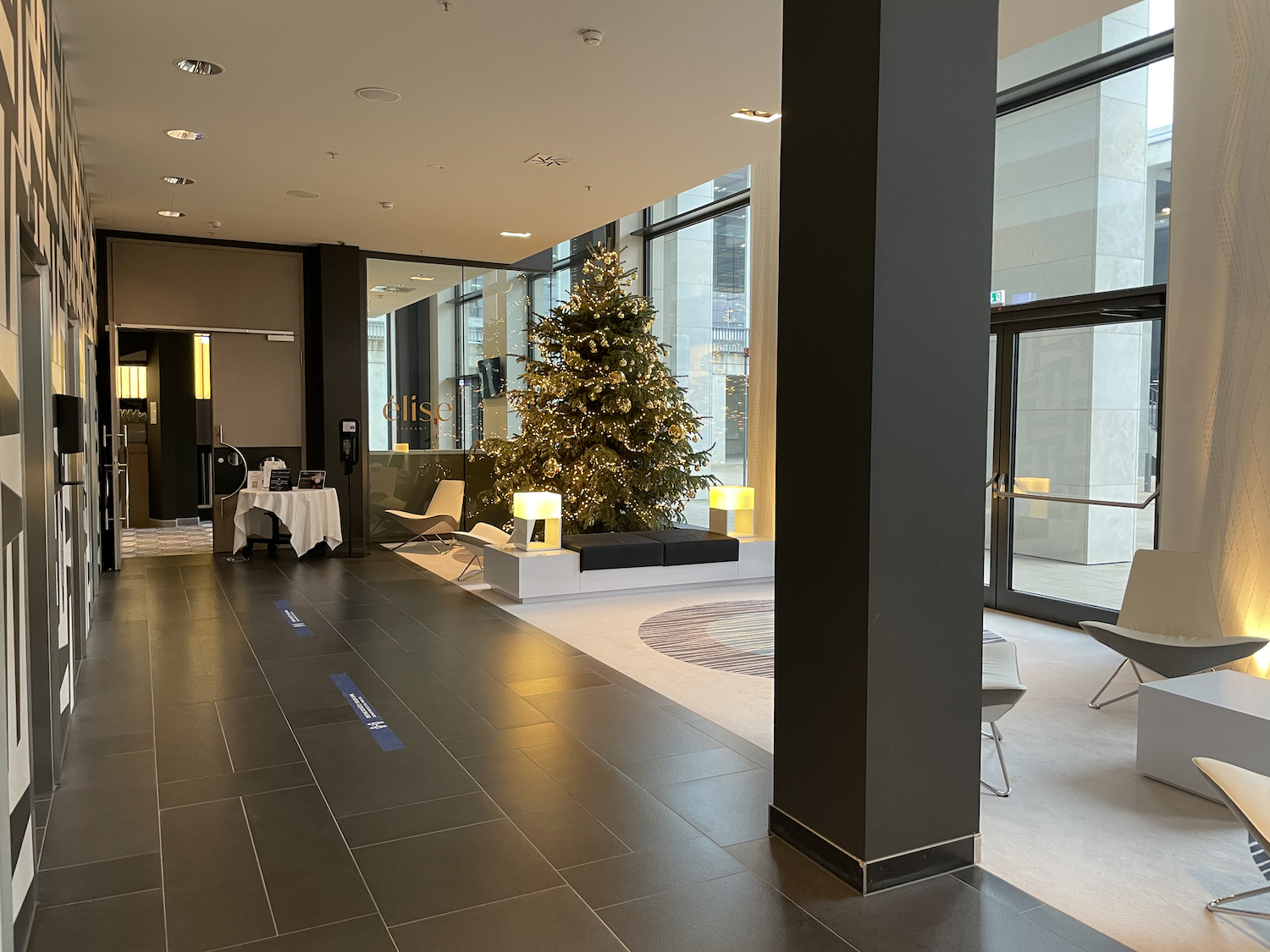 Steigenberger Berlin Airport Hotel Lobby Weihnachten