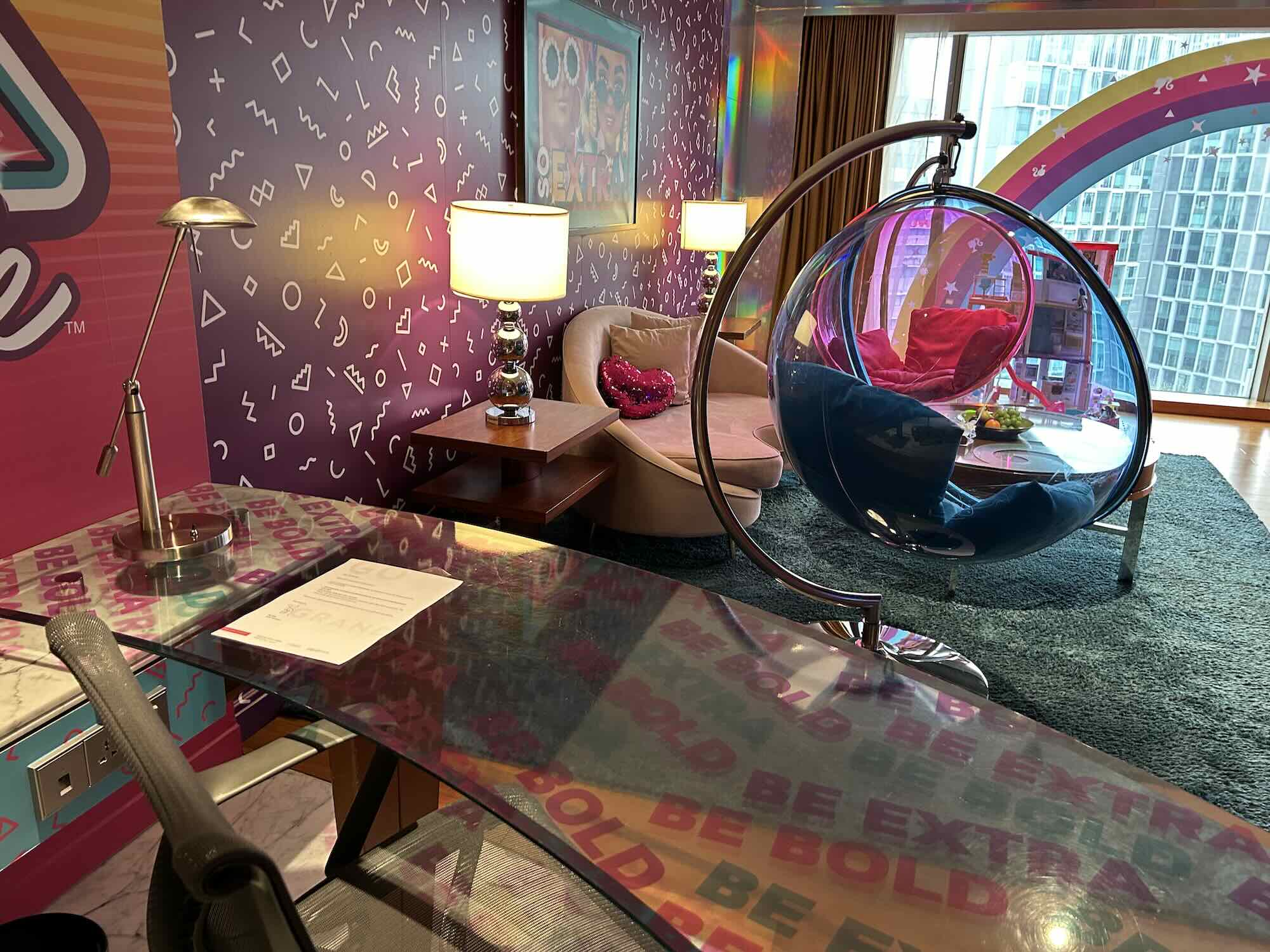 Barbie Suite im Grand Hyatt Kuala Lumpur Wohnzimmer, Im Haus, Rad, Tisch, Wand, Fahrrad