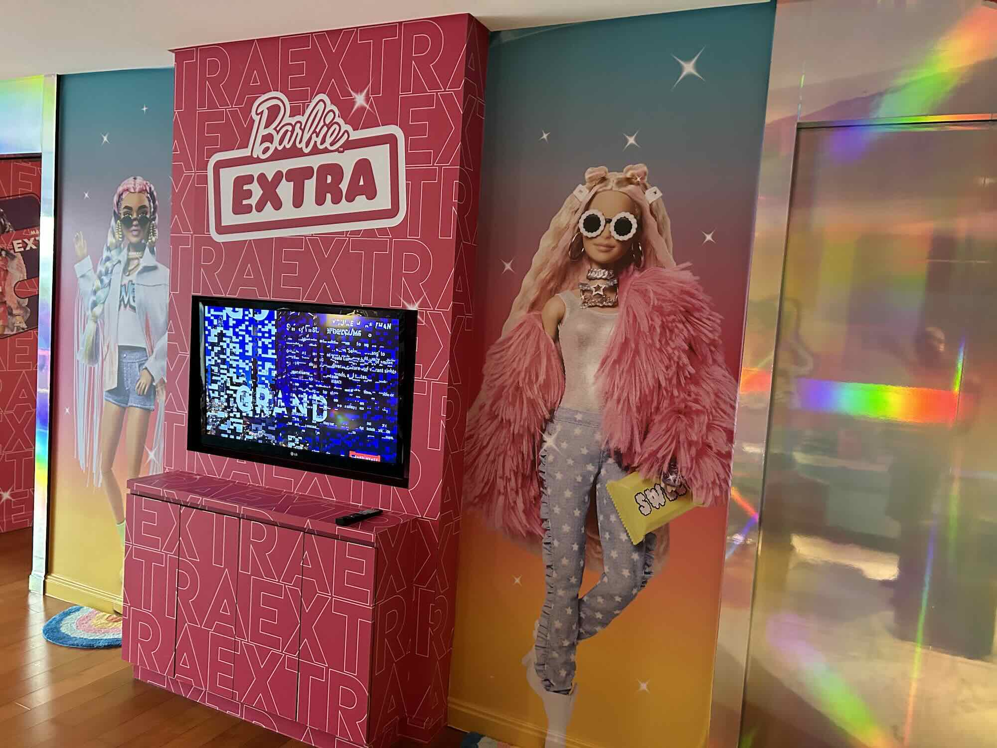 Barbie Suite im Grand Hyatt Kuala Lumpur Wohnzimmer, Text, Wand, Im Haus, Kleidung, Fernsehen, Magenta, Display, stehend, Boden