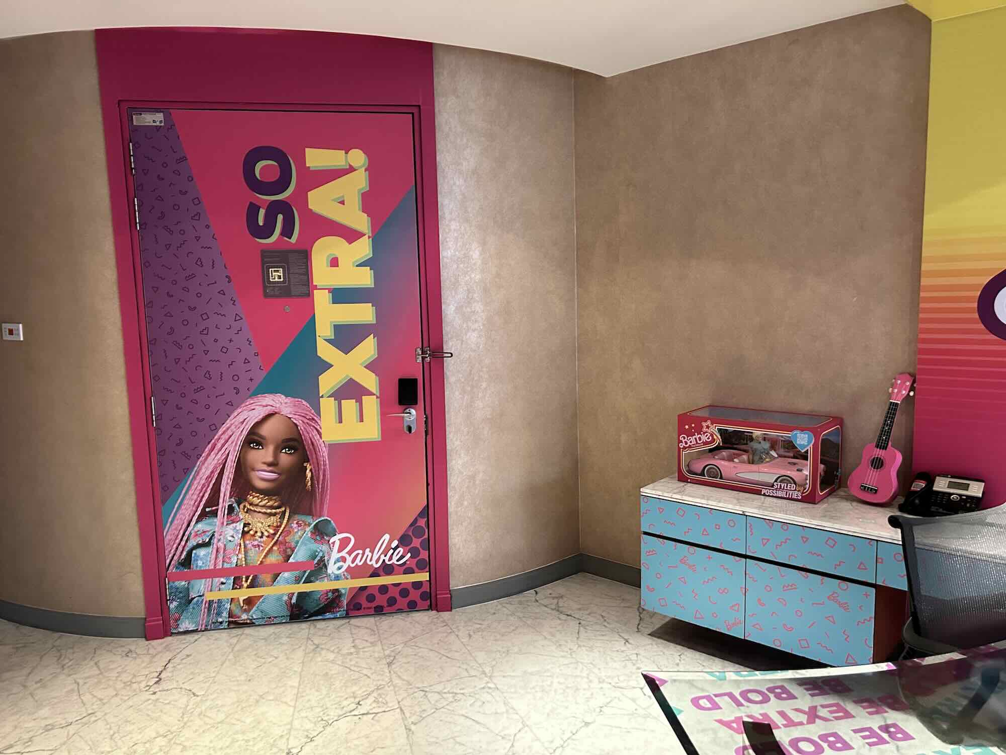 Barbie Suite im Grand Hyatt Kuala Lumpur Wohnzimmer, Wand, Im Haus, Text, Menschliches Gesicht, Zimmer, pink, Boden, Frau