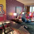 Barbie Suite im Grand Hyatt Kuala Lumpur, Im Haus, Wand, Spiegel, Kunst, Musikinstrument, Mobiliar, Bild, Boden, Dekoriert