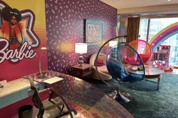 Barbie Suite im Grand Hyatt Kuala Lumpur, Im Haus, Wand, Spiegel, Kunst, Musikinstrument, Mobiliar, Bild, Boden, Dekoriert