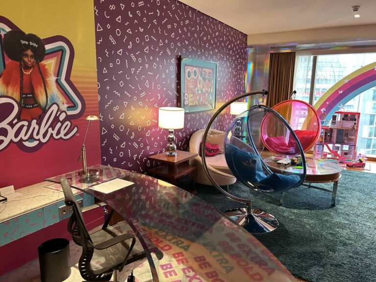 Barbie Suite im Grand Hyatt Kuala Lumpur, Im Haus, Wand, Spiegel, Kunst, Musikinstrument, Mobiliar, Bild, Boden, Dekoriert