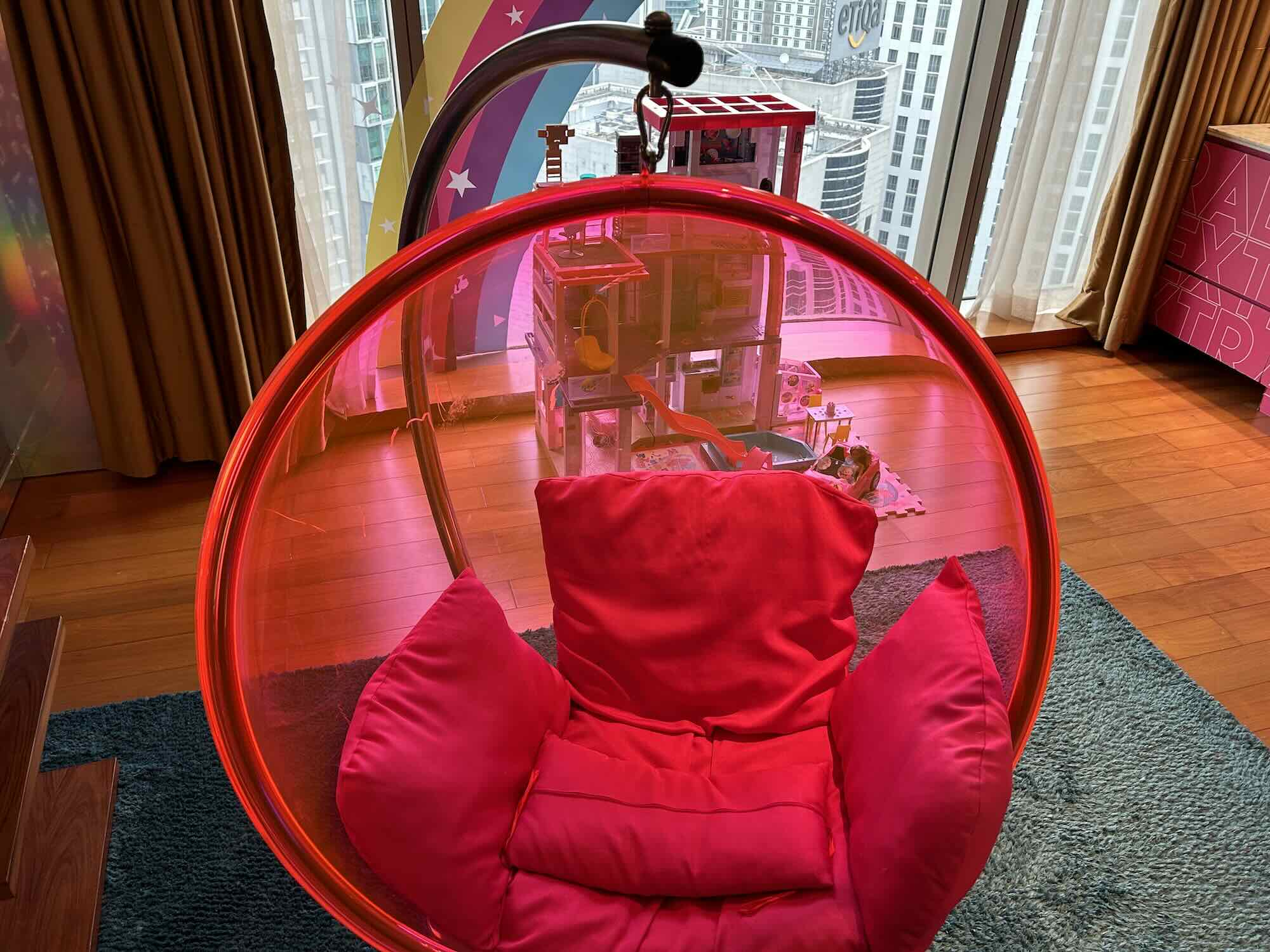 Barbie Suite im Grand Hyatt Kuala Lumpur Wohnzimmer, rot, Im Haus, Spiegel, Fenster, pink, Boden, Sitzen, Wand, Stuhl, Tasche, Person, lila