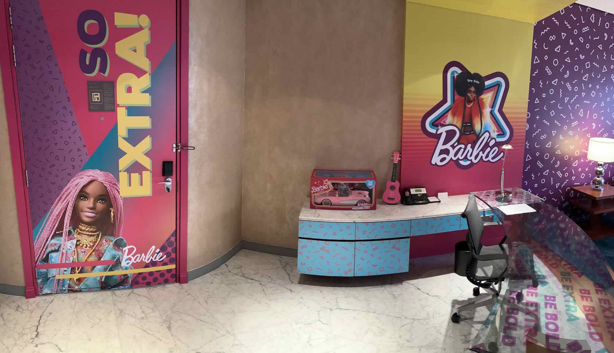 Barbie Suite im Grand Hyatt Kuala Lumpur Wand, Im Haus, Kunst, Cartoon, Bild, Mobiliar, Boden, Zimmer, Dekoriert