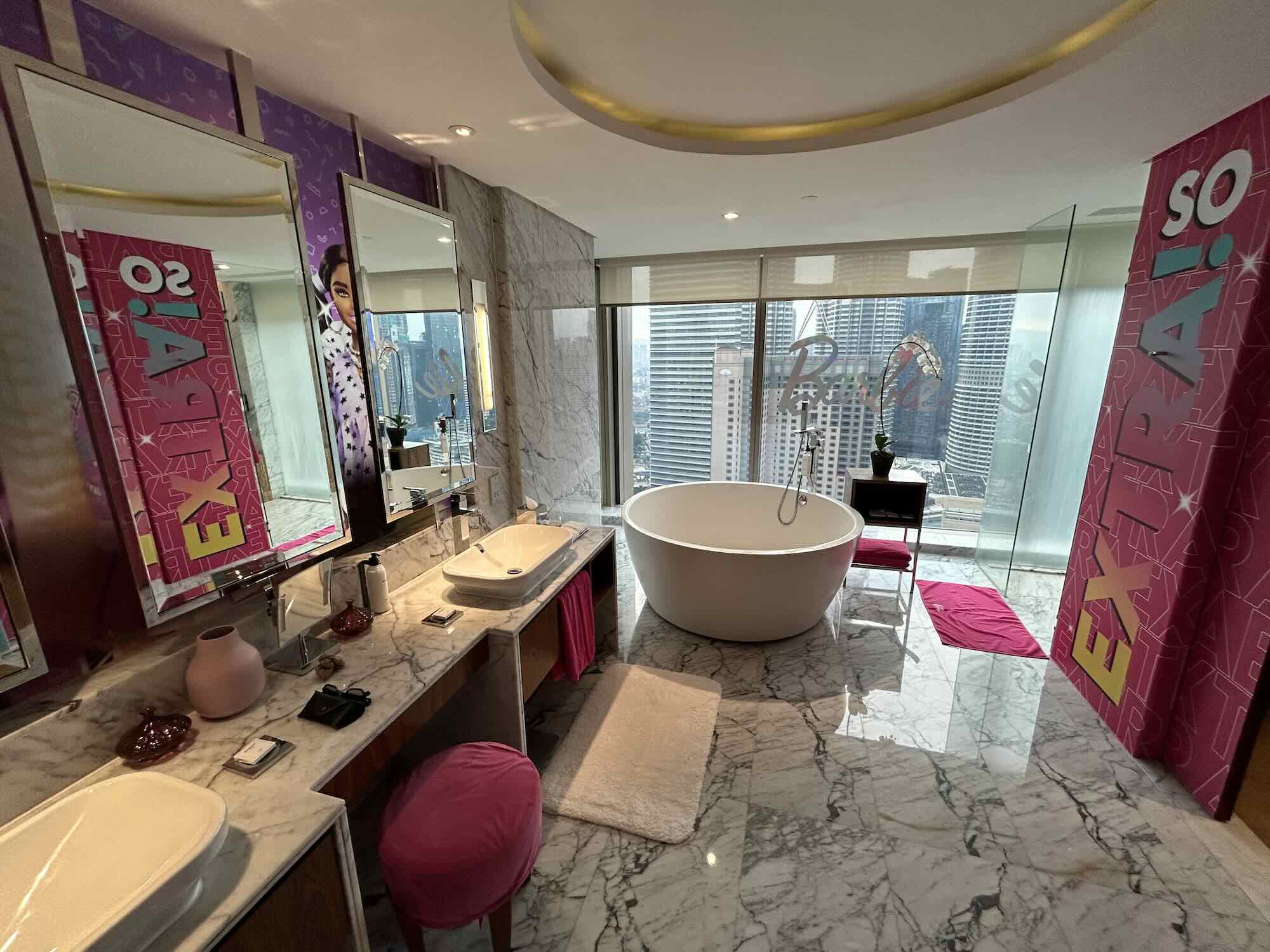 Barbie Suite im Grand Hyatt Kuala Lumpur Bad, Im Haus, Wand, Spiegel, Inneneinrichtung, Installationszubehör, Badewanne, Hahn, Badezimmerzubehör, Arbeitsfläche, Decke, Waschbecken, Fenster, Badezimmer, Boden, Hotel, Dekoriert, Zimmer