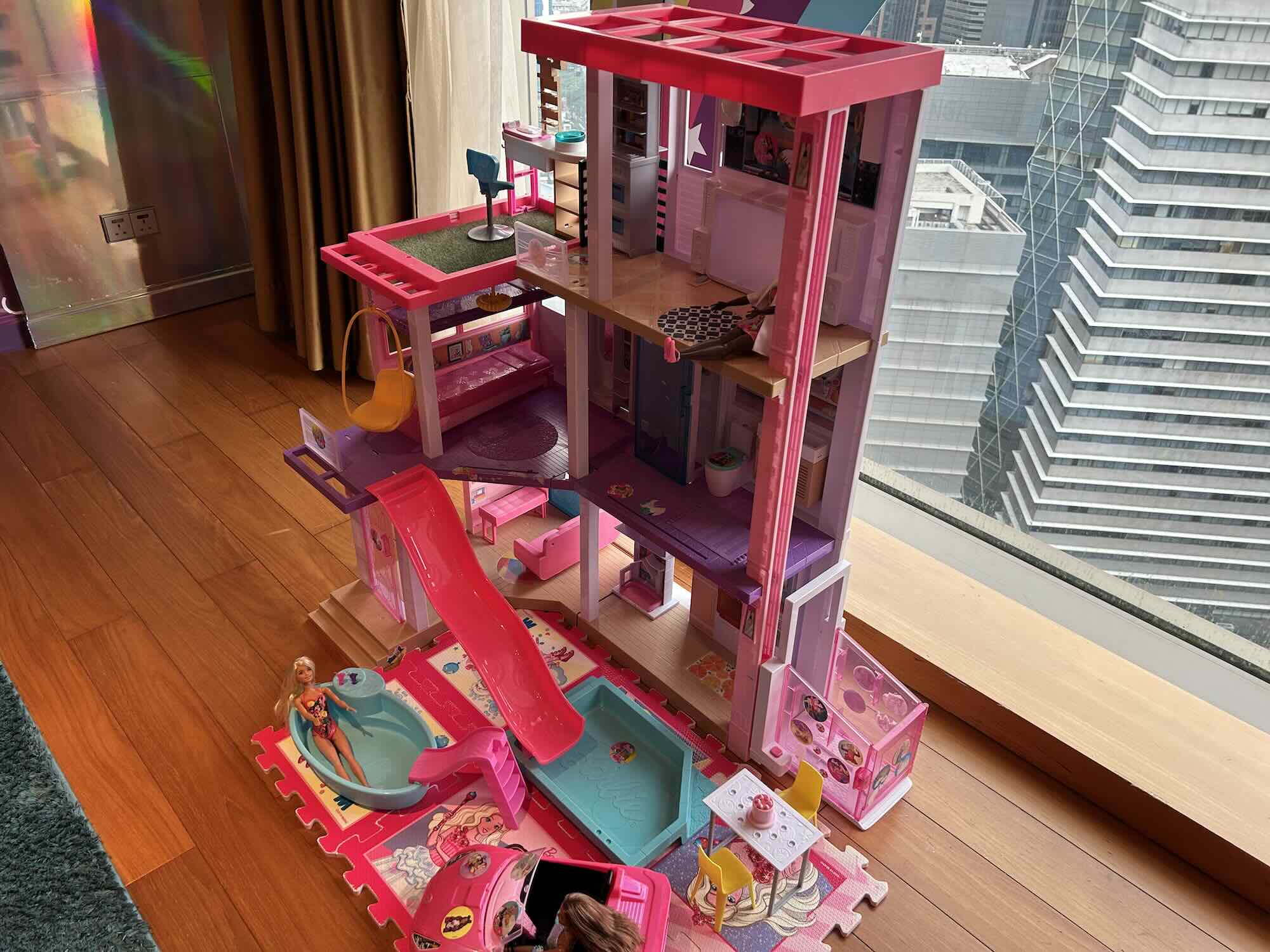 Grand Hyatt Kuala Lumpur Barbie Suite Spielzeug und mehr Im Haus, Boden, Mobiliar, Puppenhaus, Tisch, Gebäude, hölzern, Haus, Regal