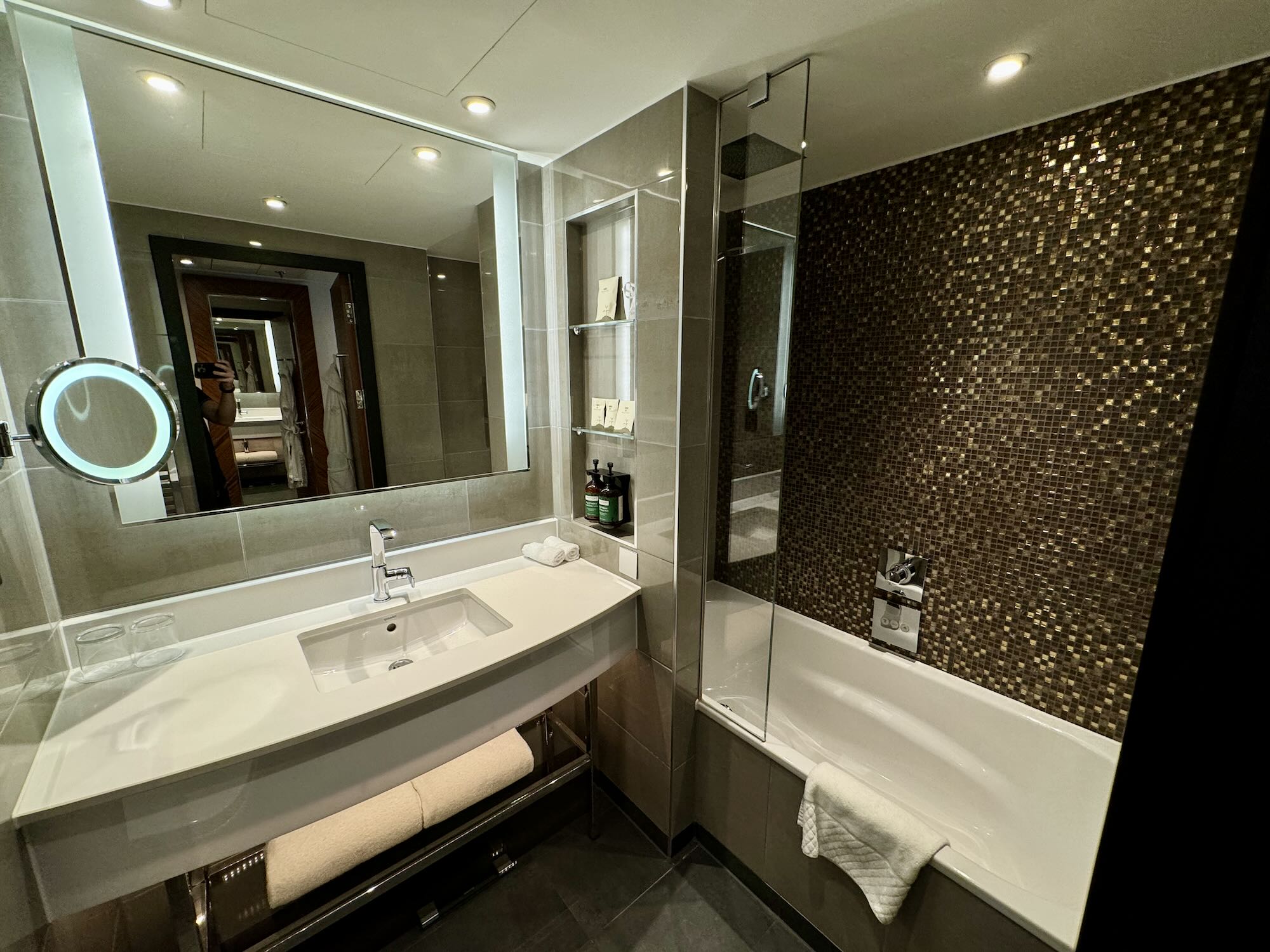 Hyatt Regency London Albert Embankment Badezimmer mit Regendusche und Badewanne