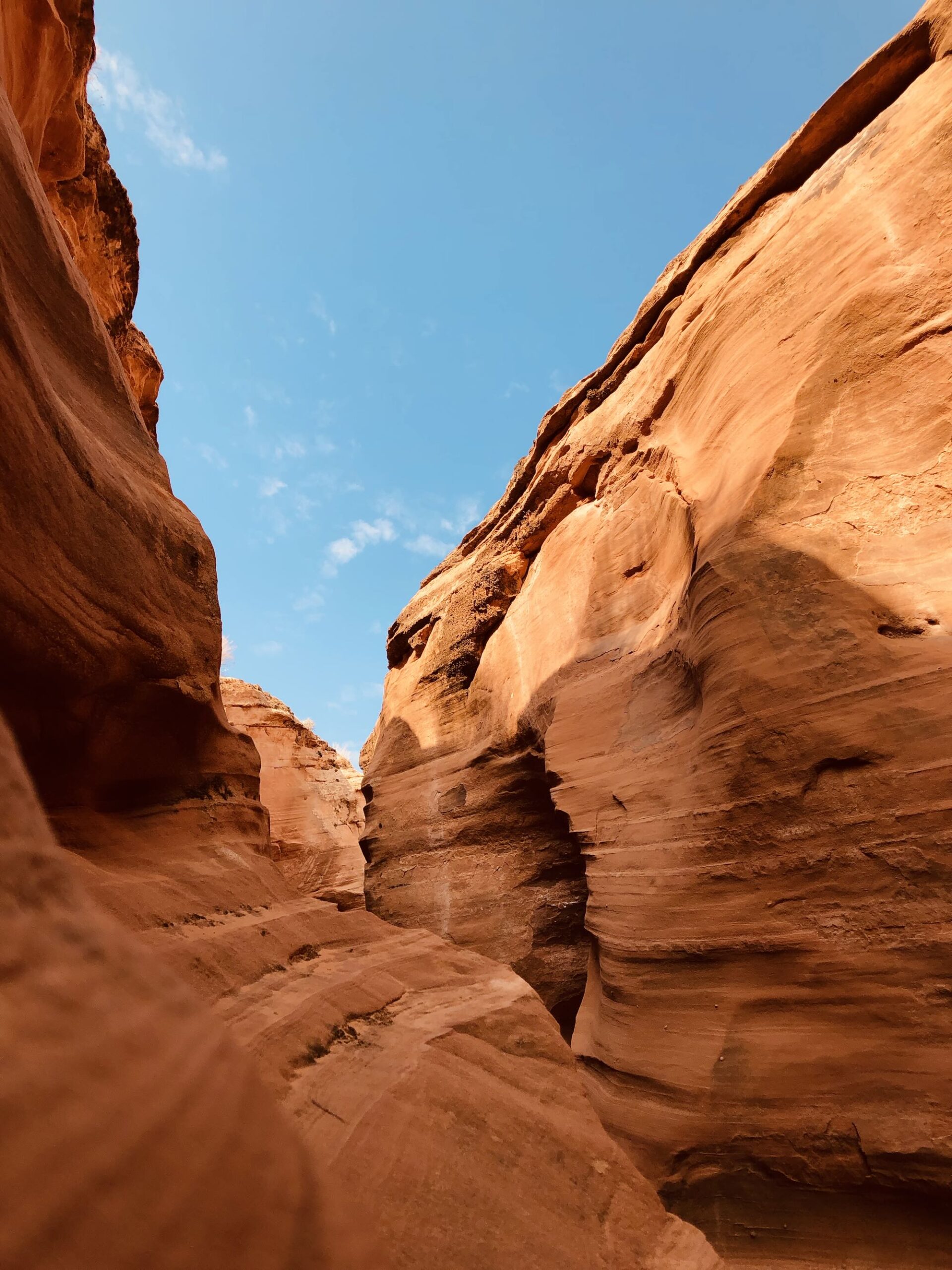 Natur, draußen, Himmel, Geologie, Formgestaltung, Brachland, Erosion, Erosionskrater, Wadi, Schlucht, Stein, Steilhang, Intrusion, Engpässe, Felsvorsprung, Wolke, Grundgestein, Klippe, Berg, Wüste, Gelände, Landschaft, Gewölbe