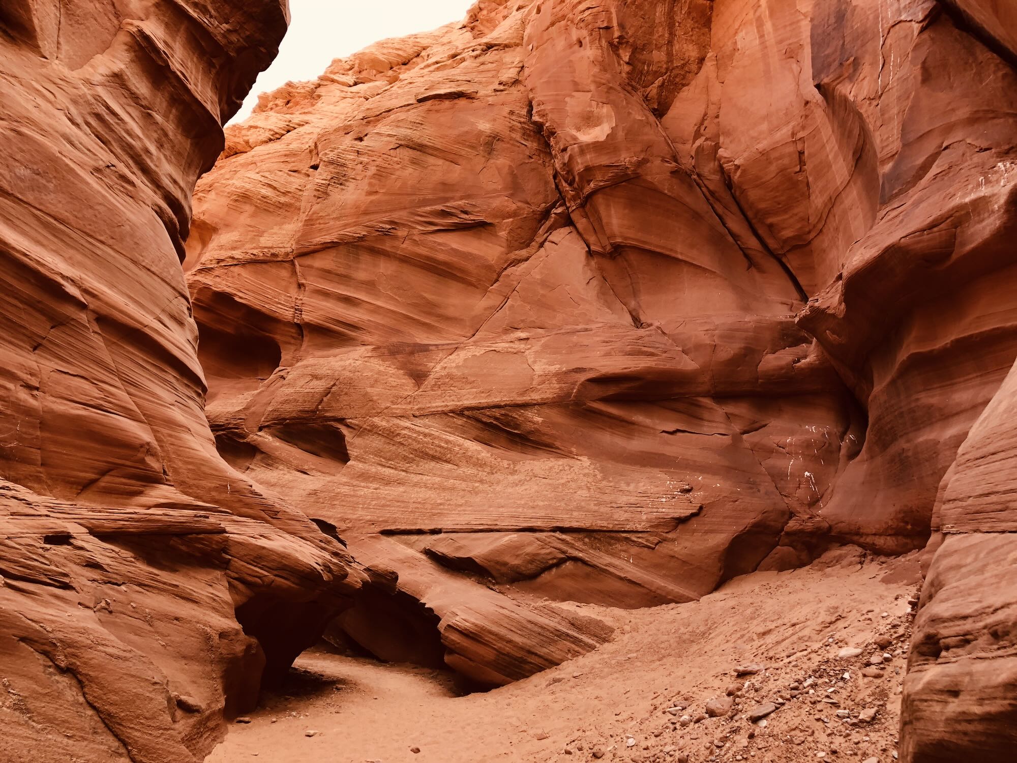 Natur, draußen, Geologie, Formgestaltung, Brachland, Erosion, Stein, Erosionskrater, Himmel, Wadi, Grundgestein, Intrusion, Felsvorsprung, Berg, Engpässe, Steilhang, Dyke, Gelände, Wüste, Schlucht, Landschaft, Gewölbe