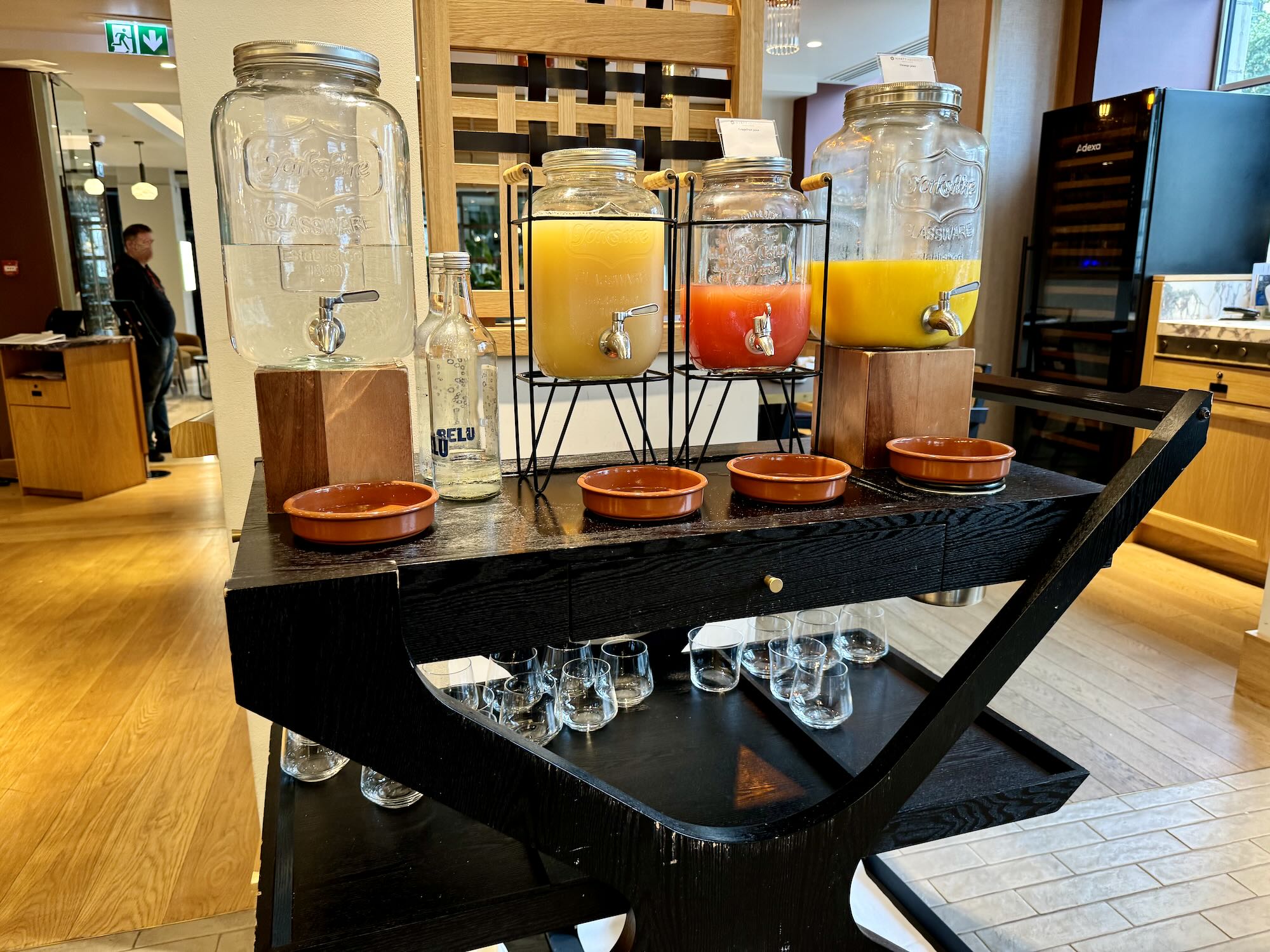 Im Haus, Mobiliar, Tisch, Kaffeetisch, Wand, Stuhl, Arbeitsfläche, Vase, Boden, Küche, orange, Essen