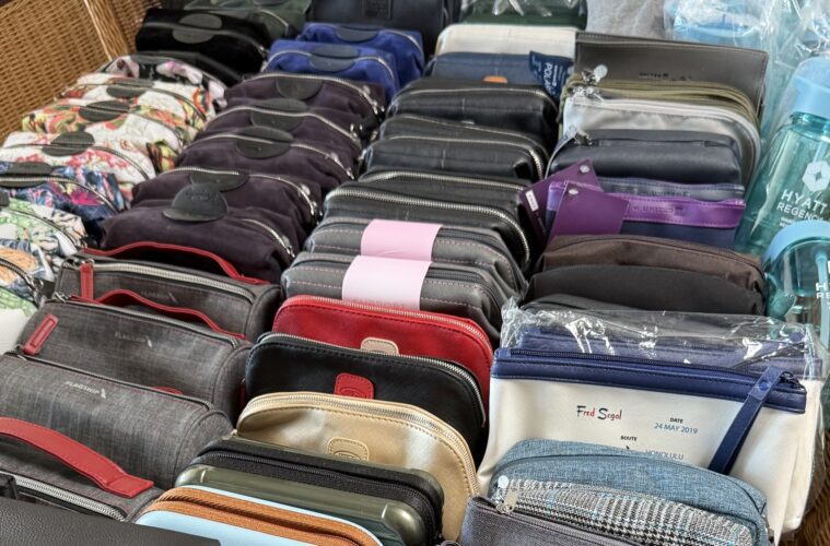 Gepäck, Gepäck und Koffer, Textil, Tasche, Verschiedenes, Im Haus, Reihe, Vielfalt, Kleidung, mehrere, Laden, Objekte, Stapel
