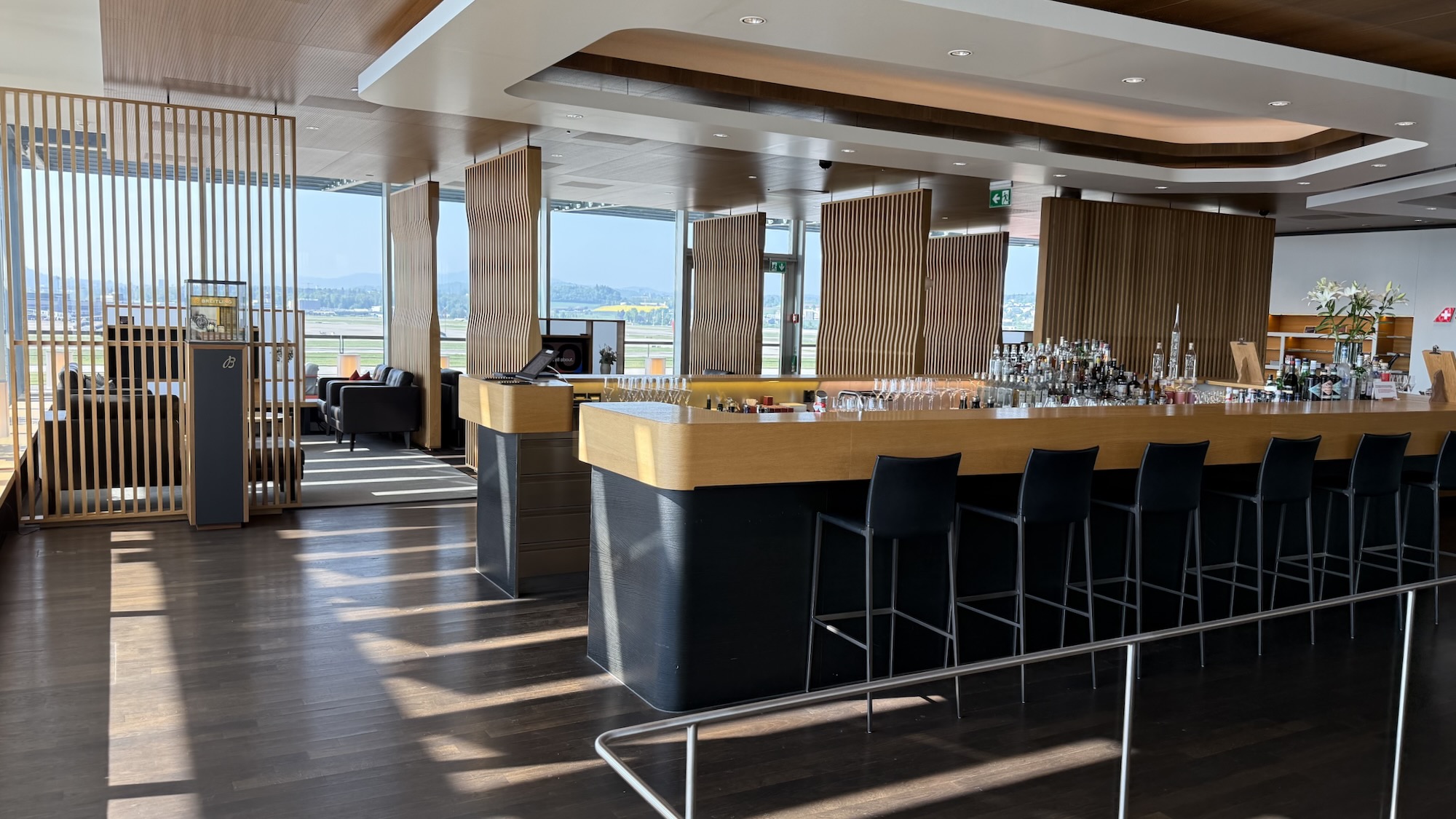Swiss First Class Lounge Zürich E-Gates Bar