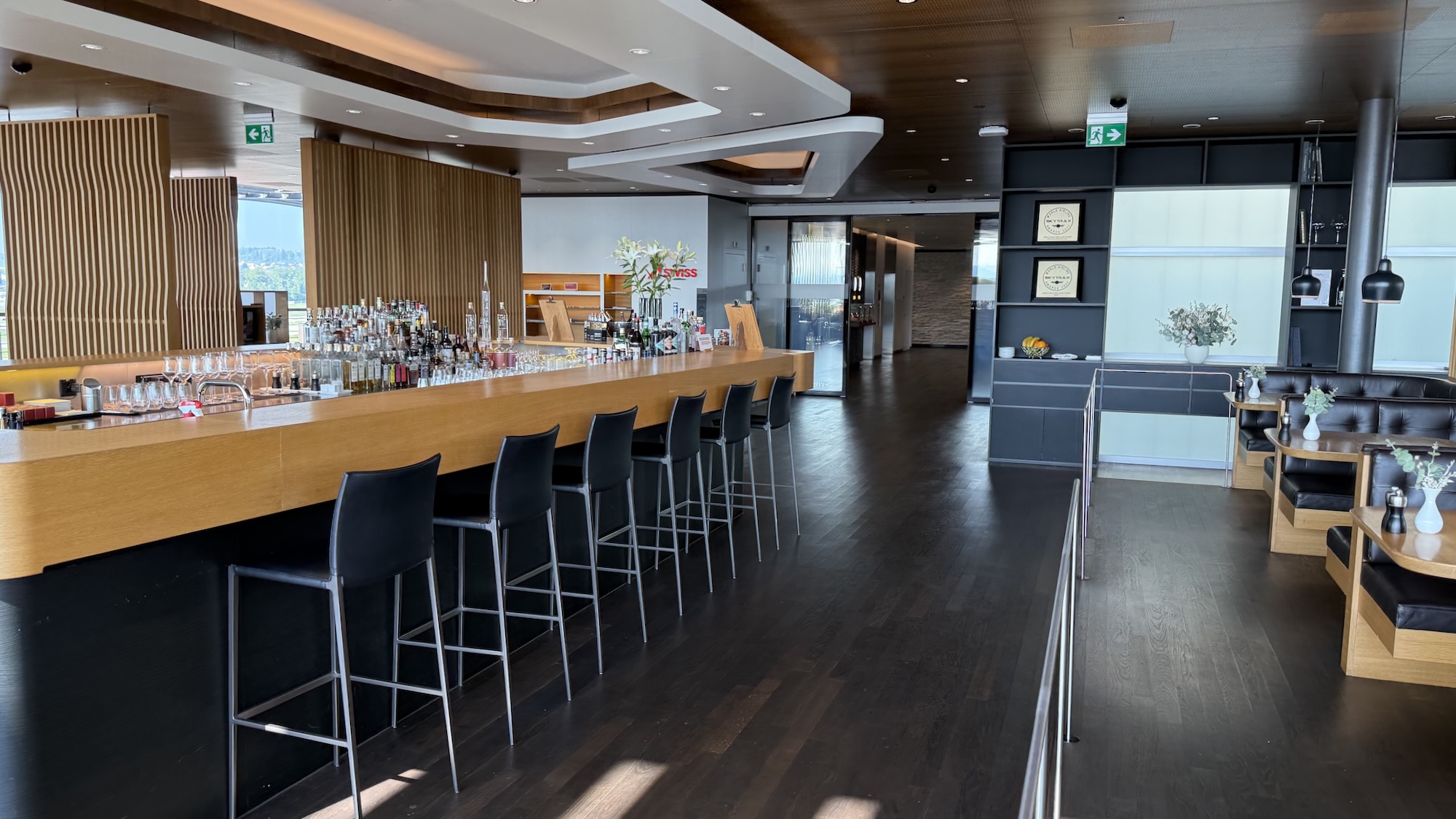 Swiss First Class Lounge Zürich E-Gates Bar