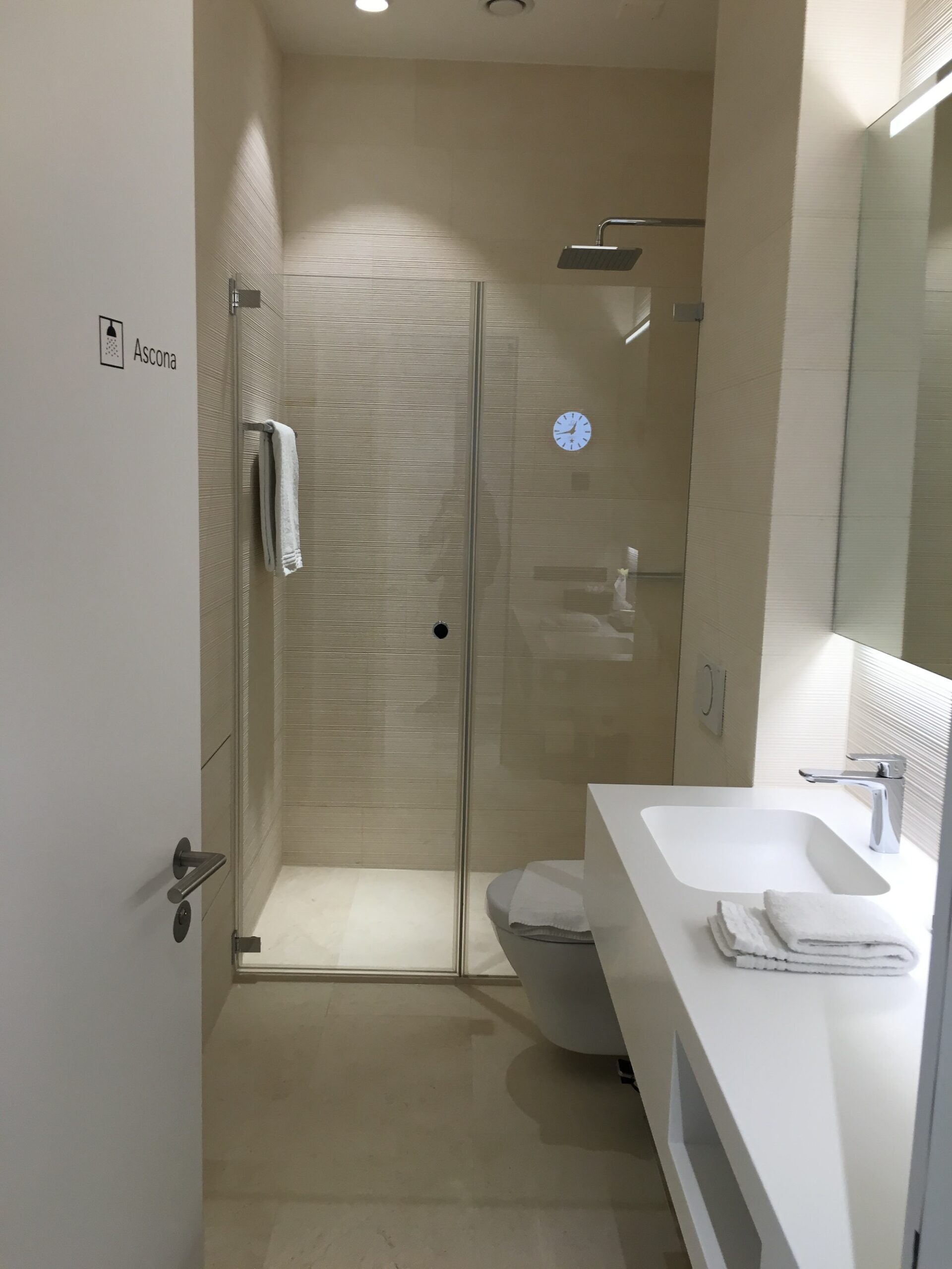 Swiss First Class Lounge Zimmer mit Bad und Dusche
