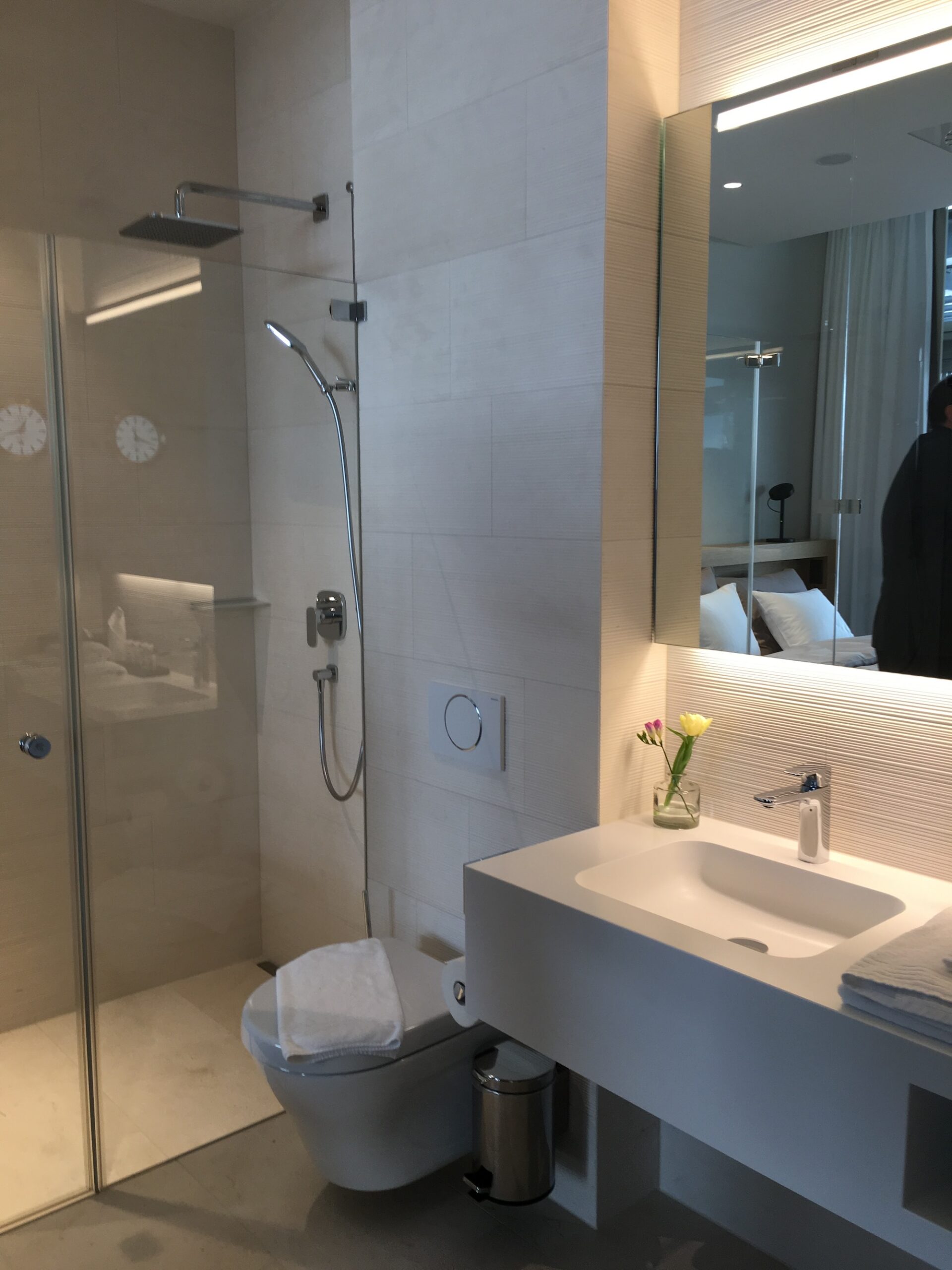 Swiss First Class Lounge Zimmer mit Bad und Dusche