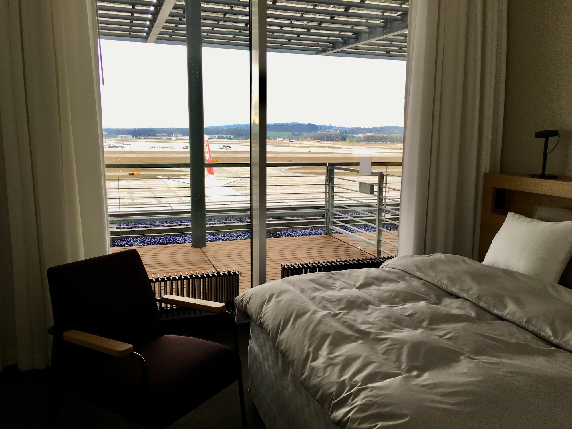 Swiss First Class Lounge Zimmer mit Bad und Dusche