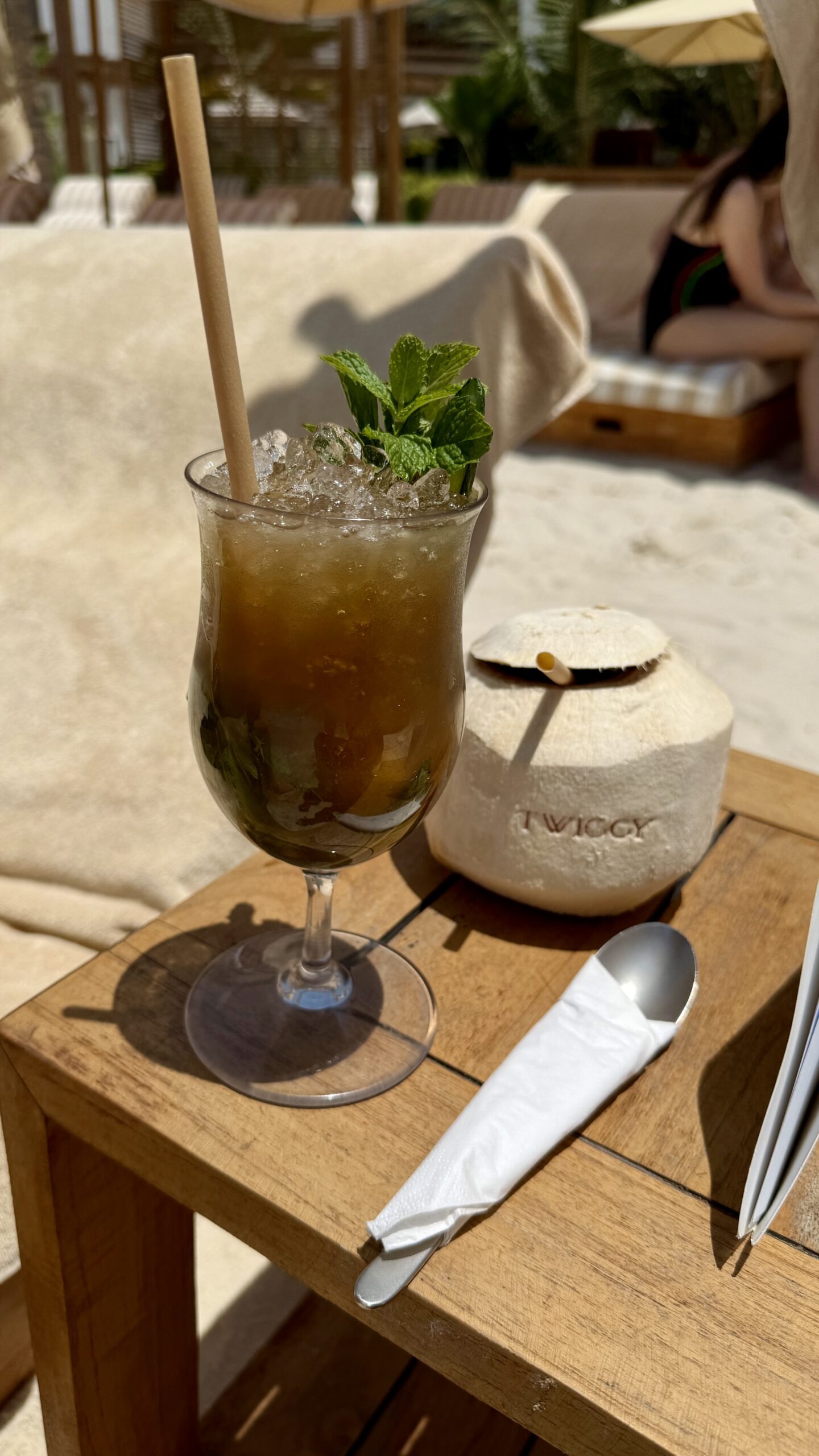 Tisch, Cocktail, Geschirr, Trinkgefäß, Mobiliar, Küchenutensil, Saft, Cocktailgarnitur, Strohhalm, Restaurant, Essen, Gelände, draußen, Sitzen, hölzern, Drink, Pflanze, Person