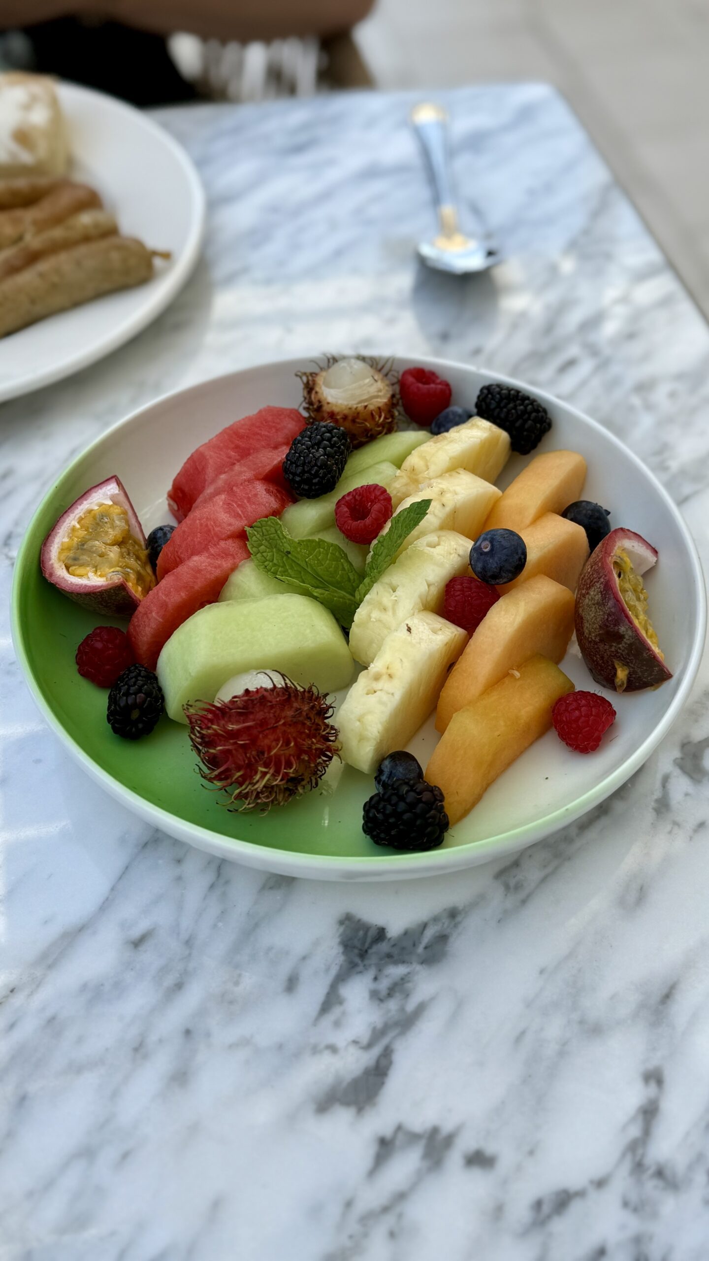 Essen, Platte, Mahlzeit, Geschirr, Erdbeere, Beeren, Kulinarik, Teller, Kochkunst, Tisch, Fruchtsalat, Erdbeeren, Zutaten, Waldbeeren, Serviergeschirr, Garnitur, Früchtebecher, Frühstück, Brunch, Küchenutensil, Frucht, Nachspeise, Im Haus