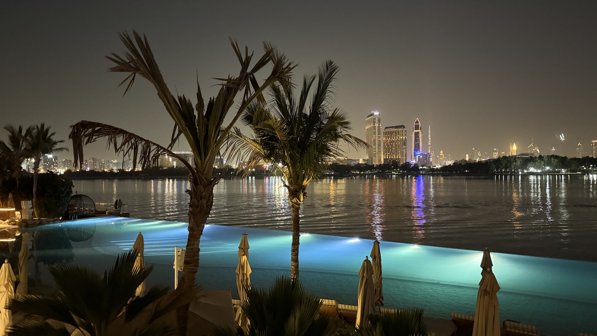 draußen, Himmel, Baum, Palme, Wasser, Schwimmbecken, Palmen, Urlaubsstadt, See, Palme Orchidee, Kurort, Landschaftsbeleuchtung, Hotel, Nacht, Urlaubsort, Strand