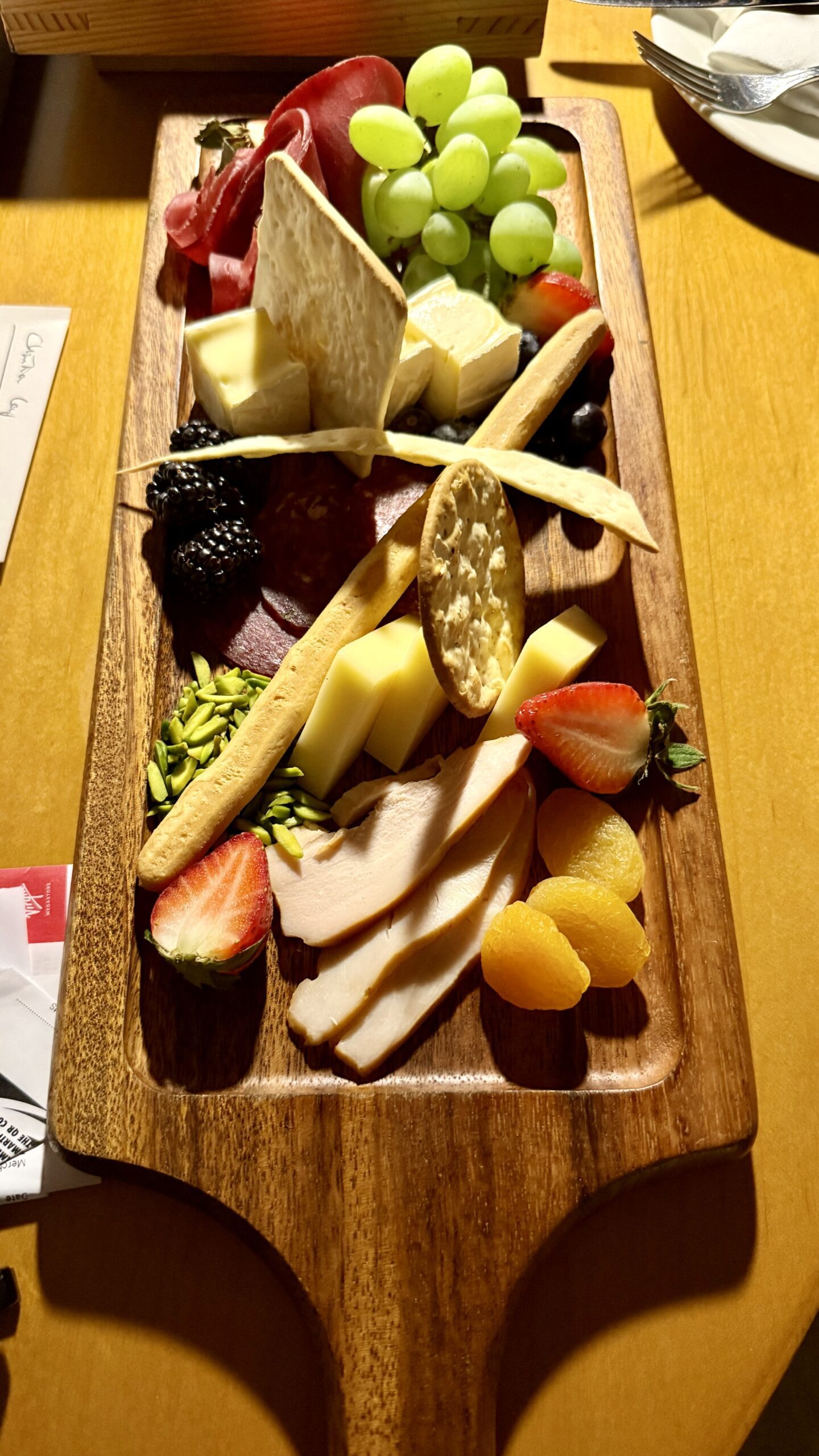 Essen, Tisch, Mahlzeit, Frucht, Lebensmittelgruppe, Im Haus, Zutaten, Platte, Produkt, Delikatesse, Kulinarik, Kochkunst, Schneidebrett, Geschirr, Naturkost, Käse, hölzern, Garnitur, Diätkost, Brunch, Gemüse, Boden, Schneiden, Tablett