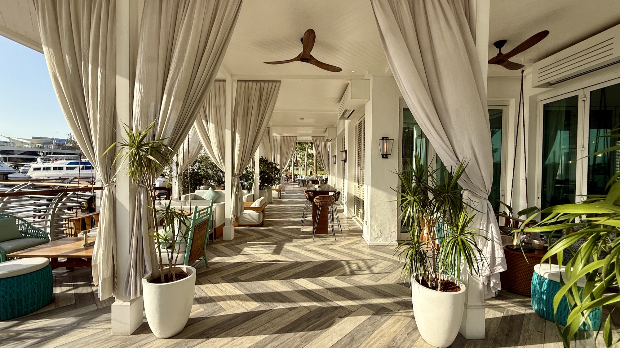 Park Hyatt Dubai Innenhof mit verschiedenen Restaurants