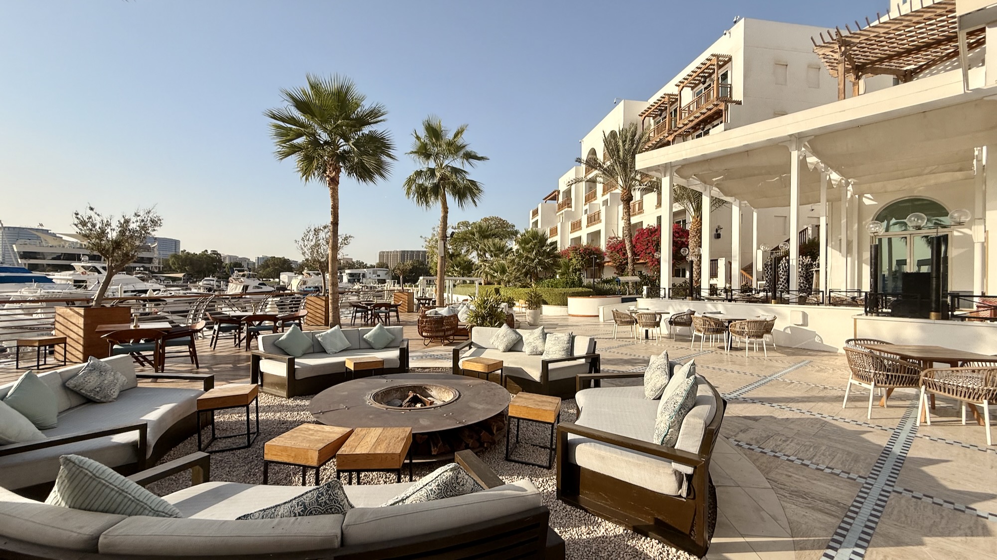 draußen, Himmel, Kaffeetisch, Palme, Tisch, Baum, Couch, Gebäude, Urlaubsort, Außenmöbel, Studiocouch, Schattierung, Sonnenliege, Haus, Hinterhof, Gelände, Mobiliar, Stuhl, Pool, Deck, Hotel, Urlaub