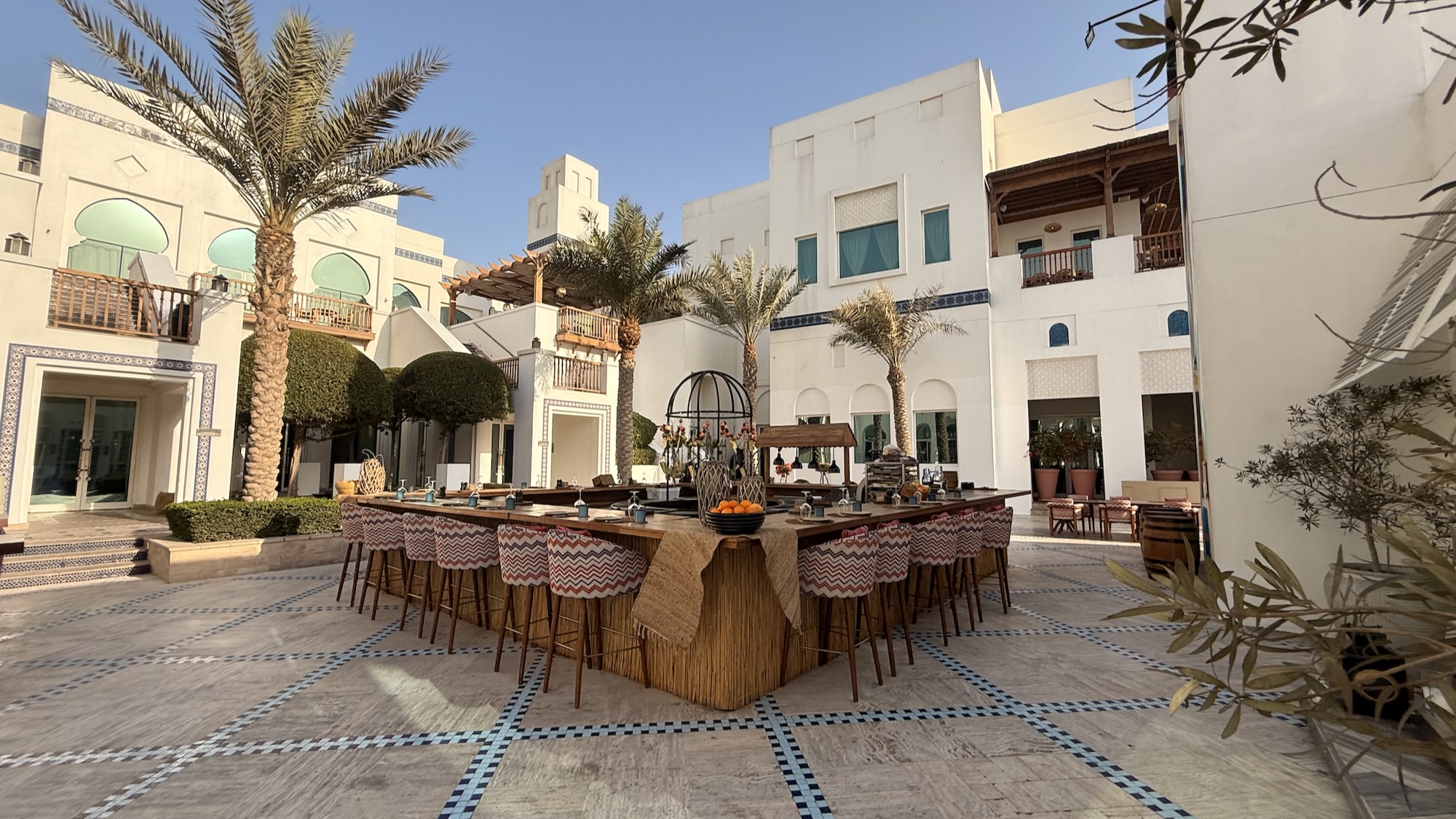 Park Hyatt Dubai Innenhof mit verschiedenen Restaurants