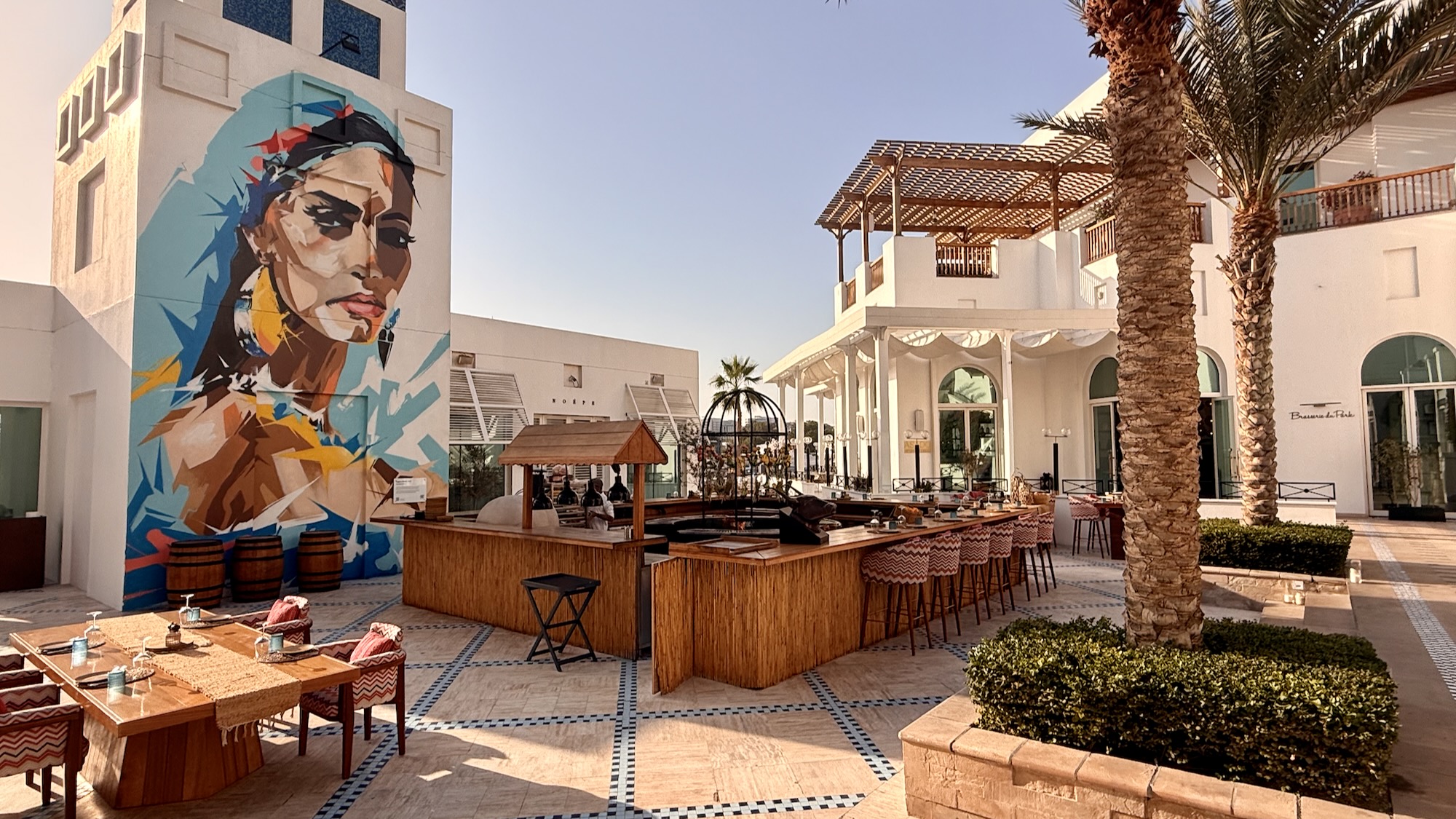 Park Hyatt Dubai Innenhof mit verschiedenen Restaurants