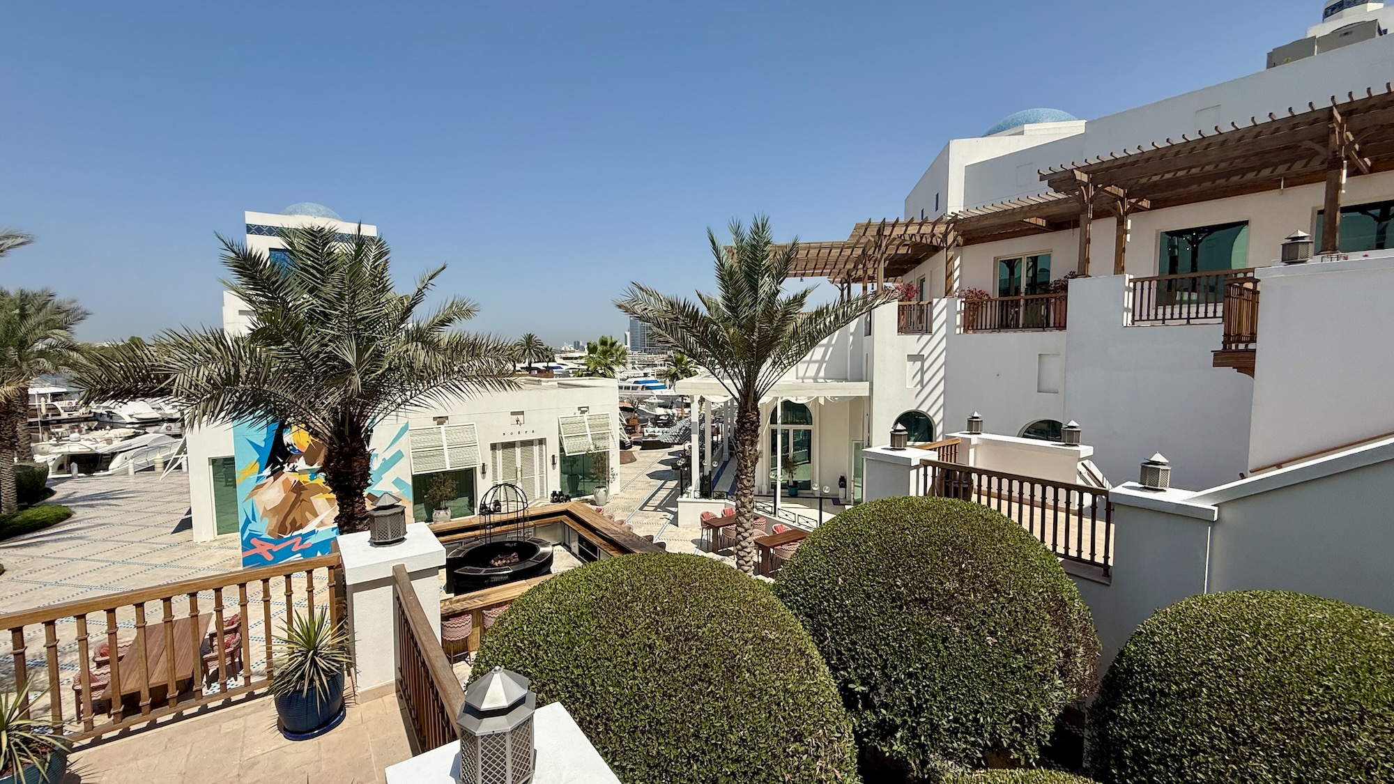 Park Hyatt Dubai Innenhof mit verschiedenen Restaurants