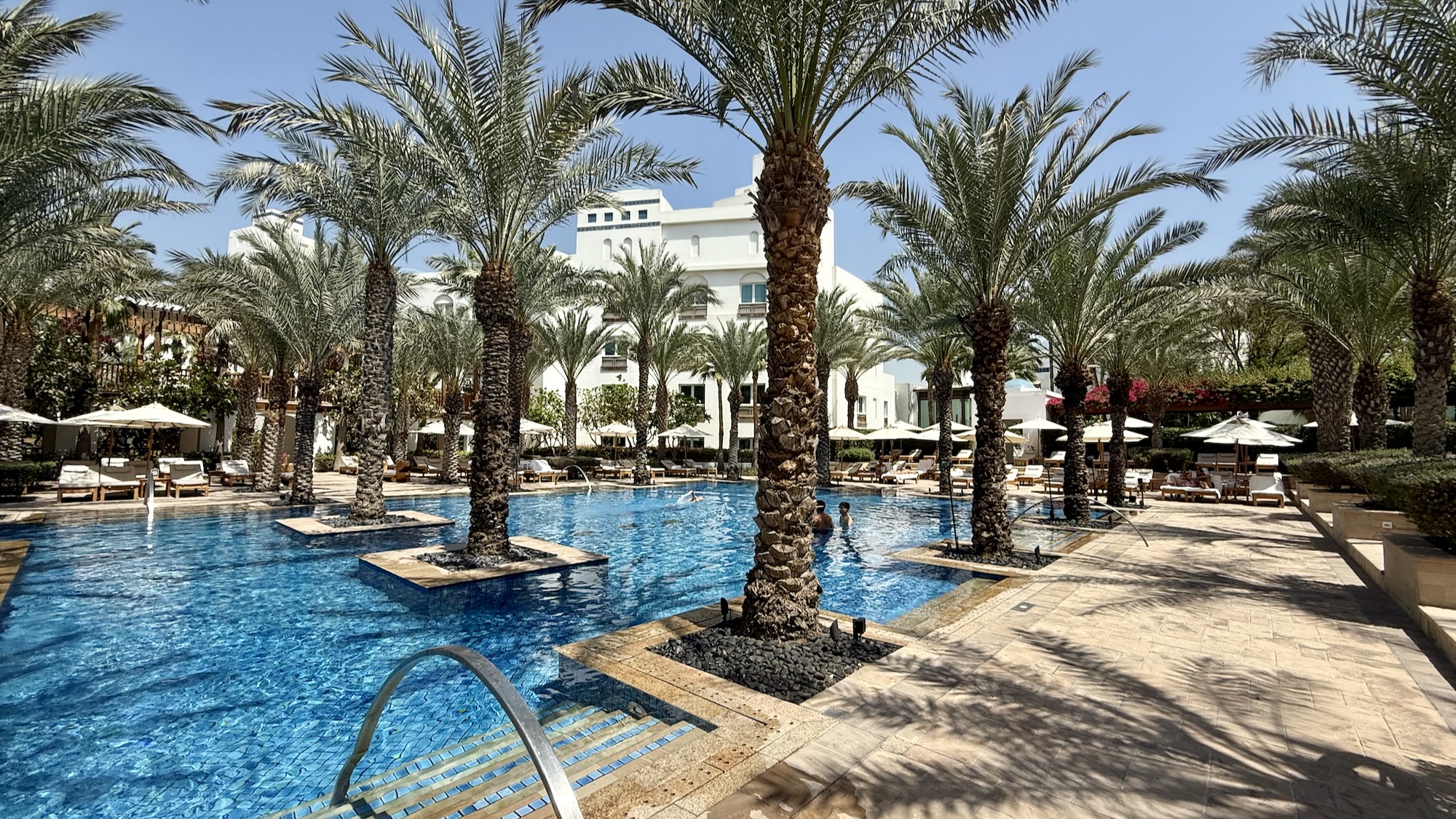 draußen, Schwimmbecken, Baum, Palme, Himmel, Palmen, Kurort, Pflanze, Urlaubsstadt, Pool, Wasser, Dattelpalme, Attalea speciosa, Ölpalme, Gelände, Palme Orchidee, Urlaub, Urlaubsort