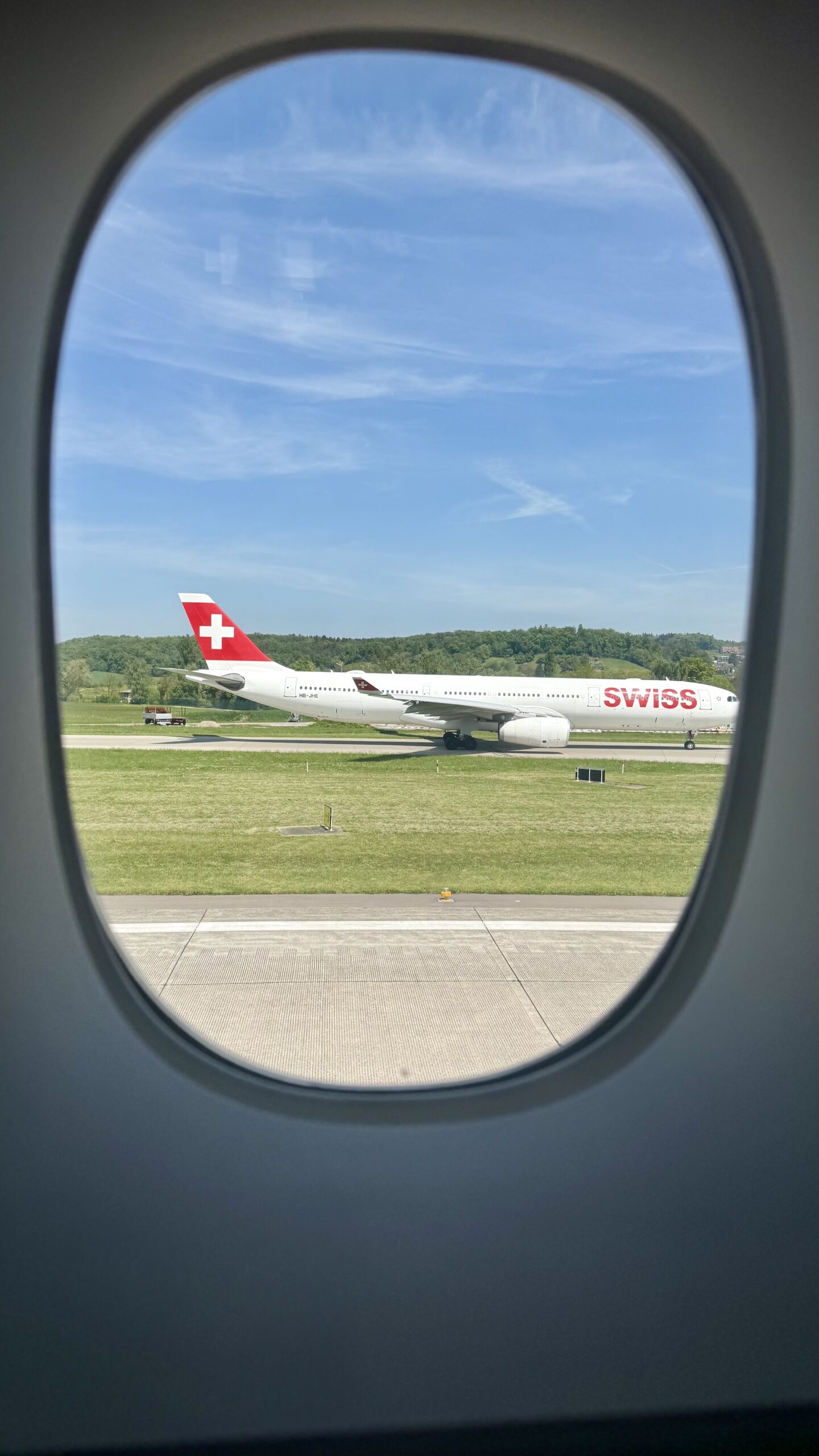 Flugzeug, Platane Flugzeug Hobel, Fenster, Himmel, draußen, Gebäude, Flugreise, Wolke, Gras, Airline, Flughafen