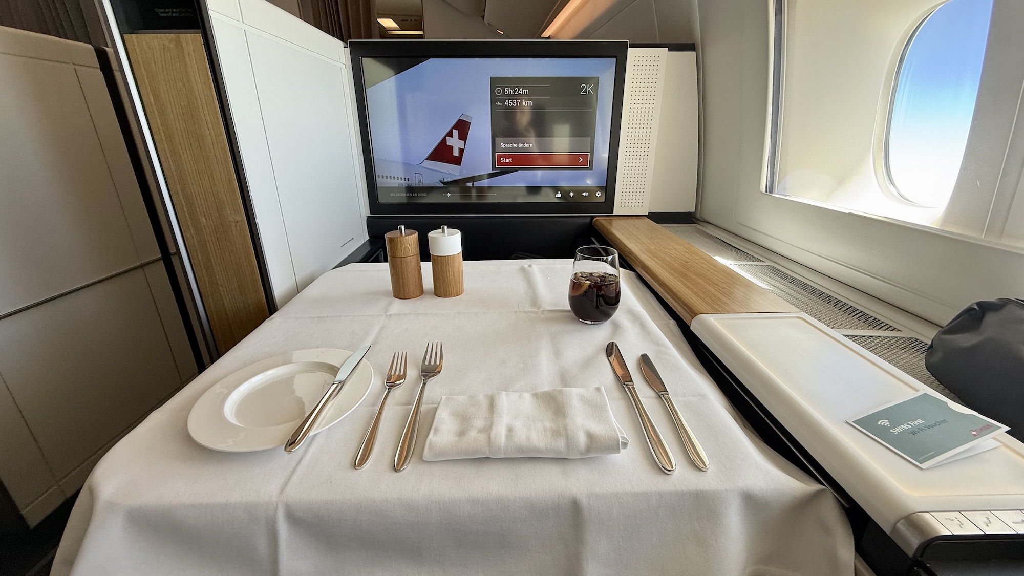 Swiss First Class Speisen eingedeckter Tisch