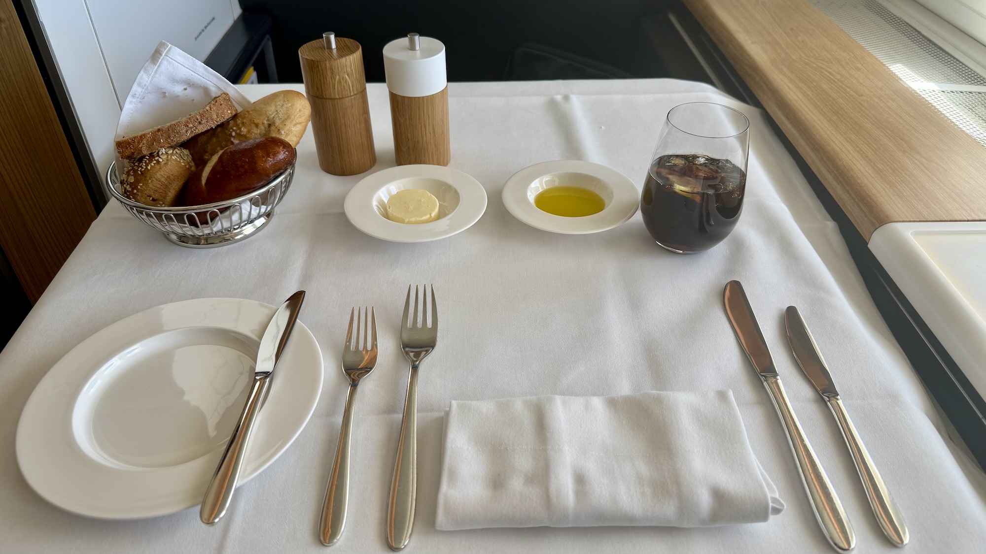 Swiss First Class Speisen eingedeckter Tisch