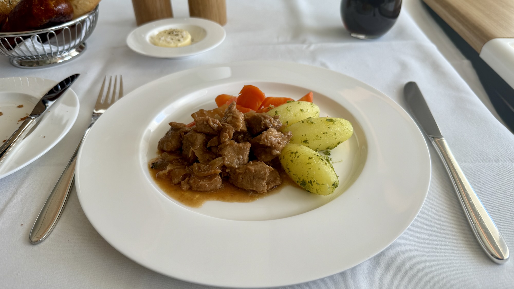 Swiss First Class Speisen Hauptgang Lammragout