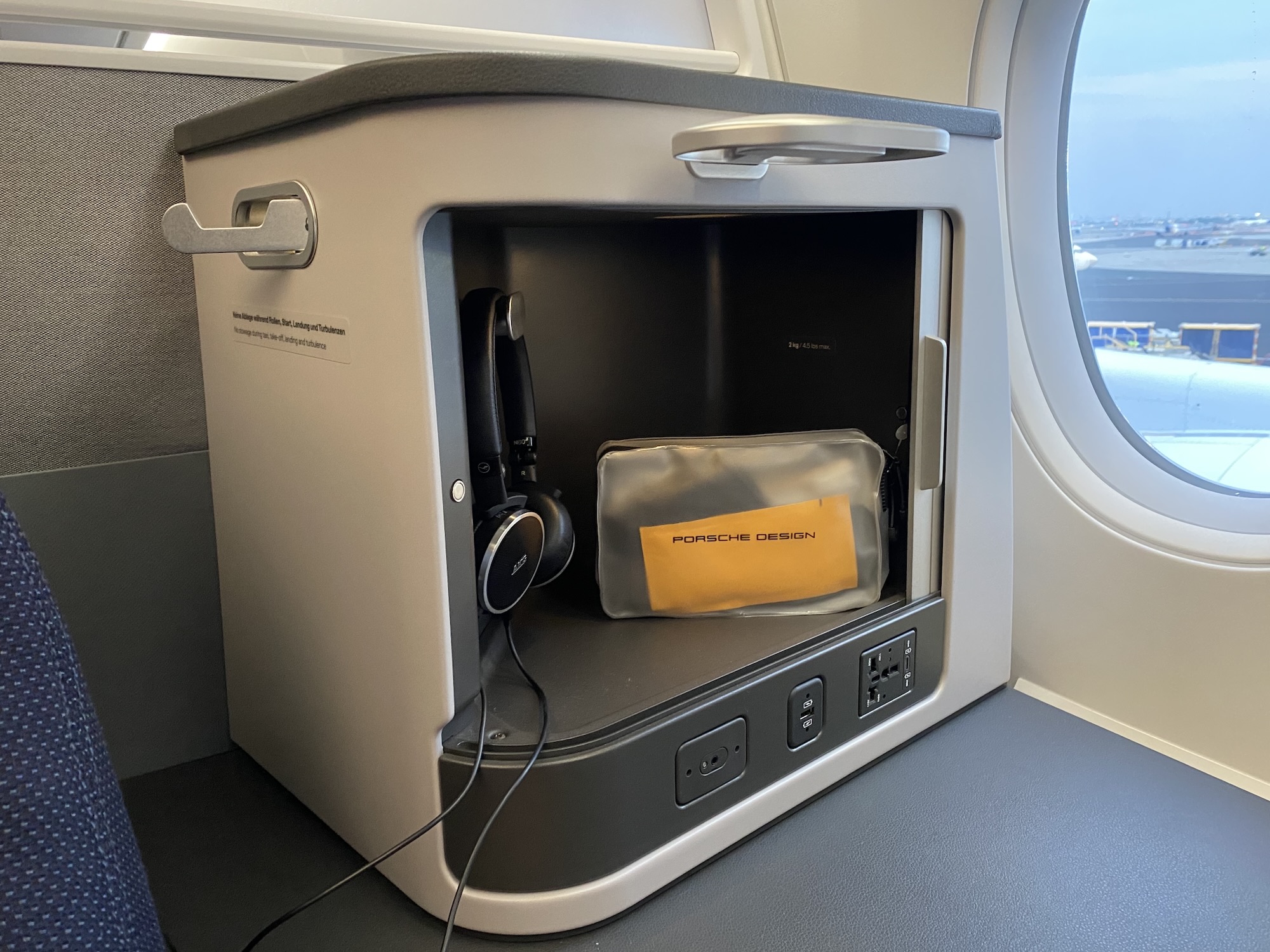 Lufthansa Business Class Staufach