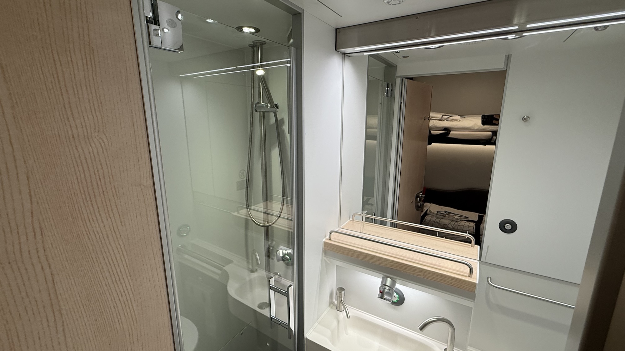 Bad im ÖBB Schlafwagen Deluxe double plus