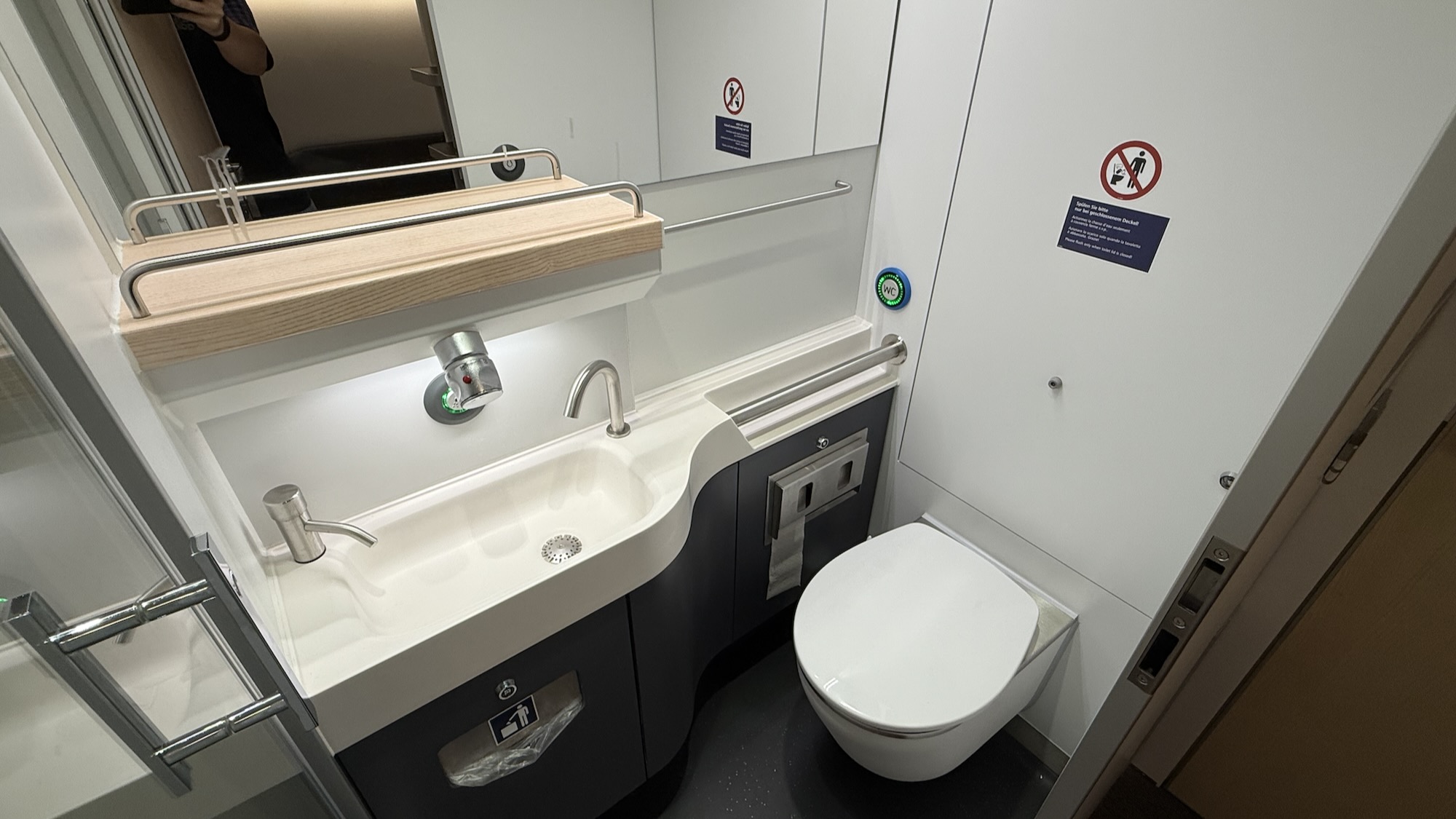 Bad im ÖBB Schlafwagen Deluxe double plus