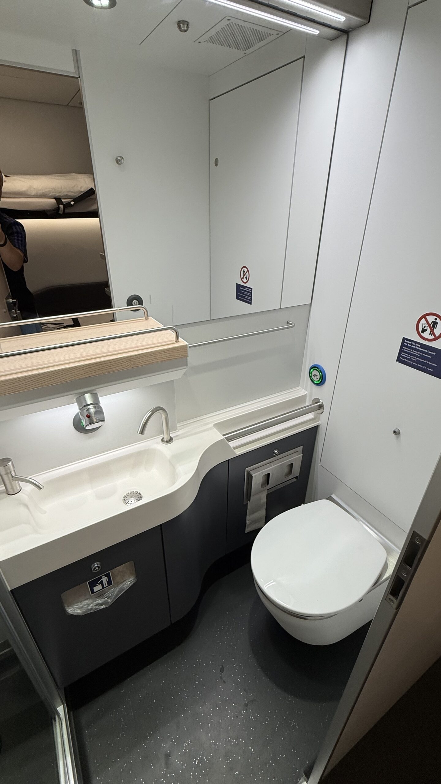 Bad im ÖBB Schlafwagen Deluxe double plus