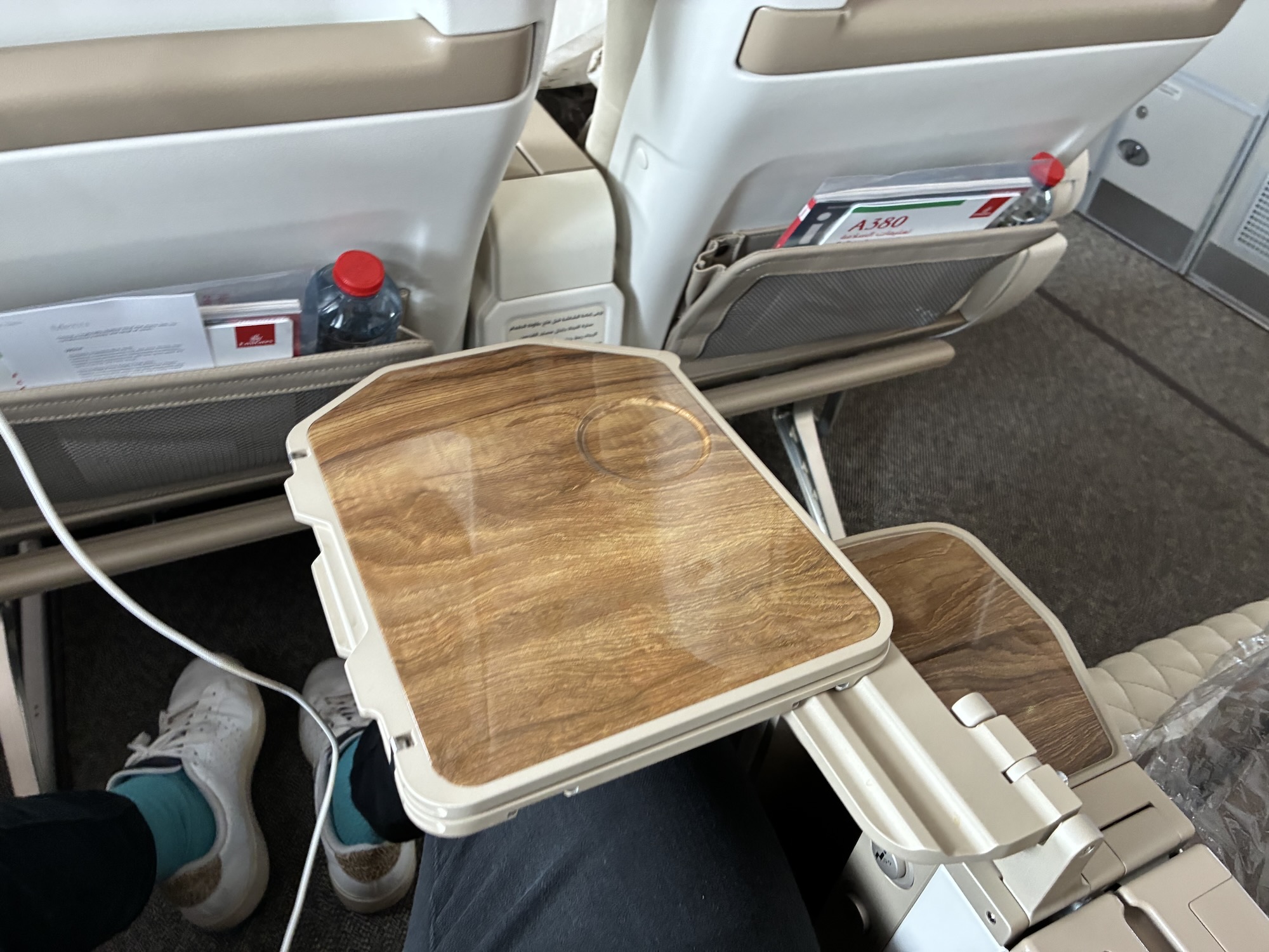 Emirates A380 Premium Economy Tisch ausgeklappt