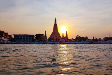 Sonnenuntergang am Fluss in Bangkok