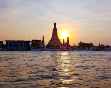 Sonnenuntergang am Fluss in Bangkok