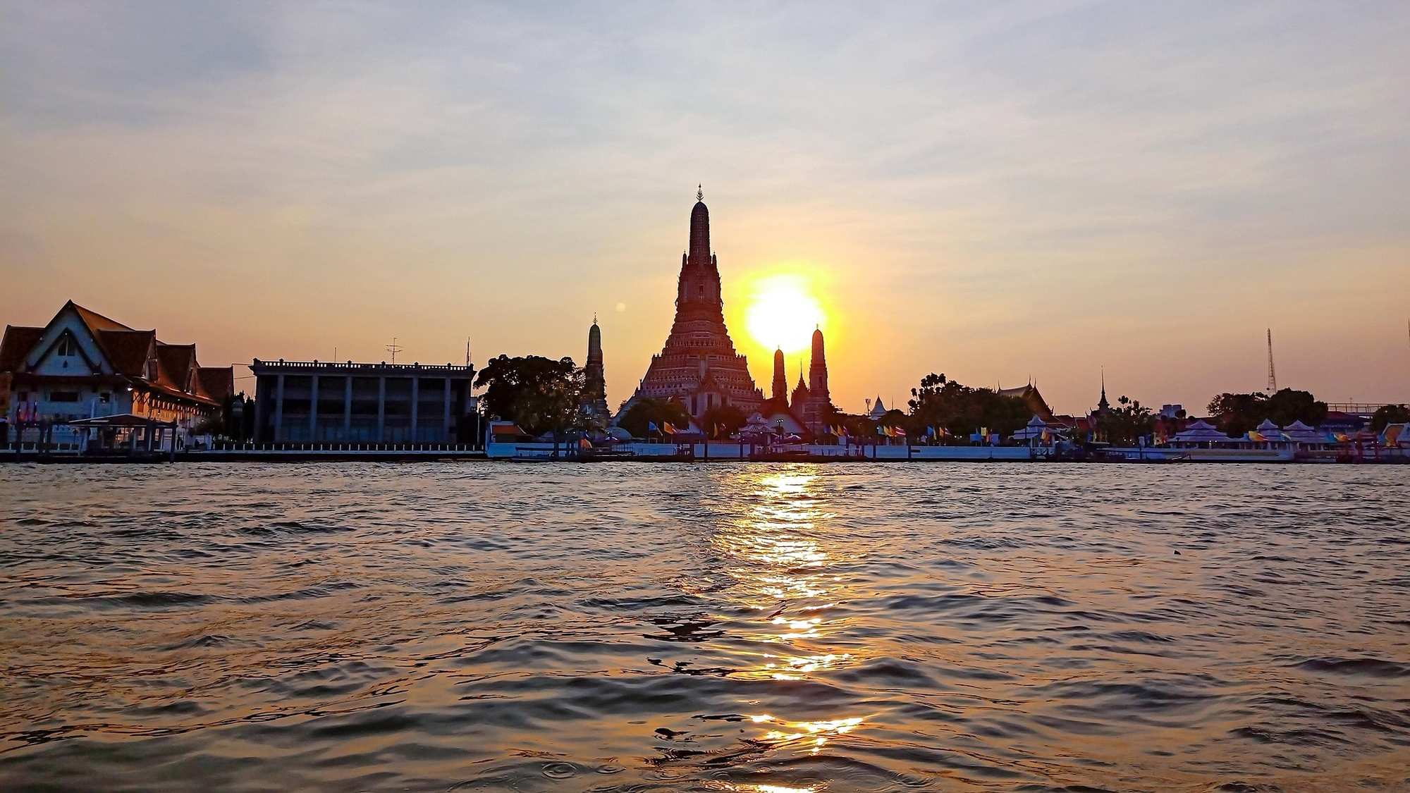 Sonnenuntergang am Fluss in Bangkok